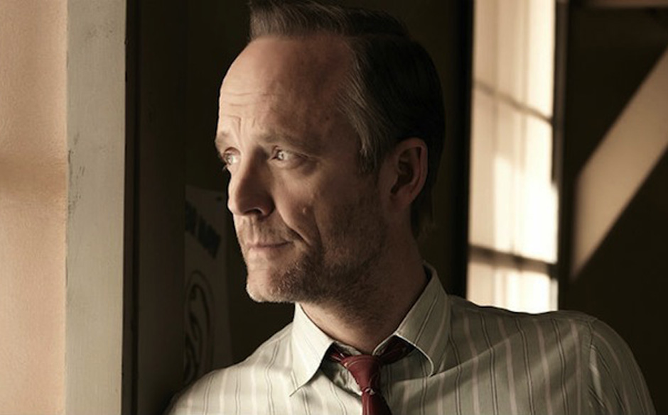 Los Alamos in New Mexico, 1943. Ein paar Wissenschaftler arbeiten unter der Führung von Dr. Frank Winter (John Benjamin H...