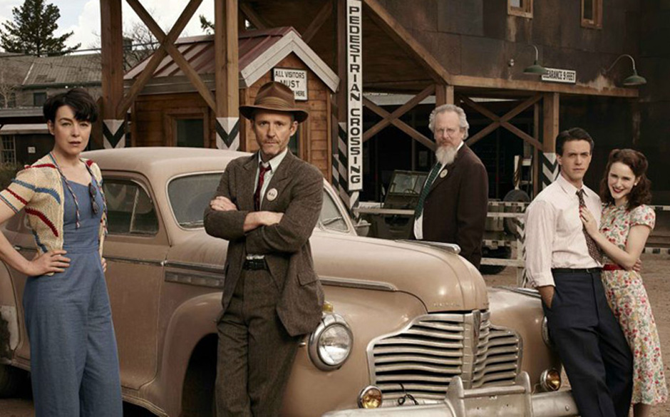 Sie bauen an der Atombombe. „Manhattan“ bezieht sich zwar auf das berüchtigte Manhattan-Projekt, erhebt aber keinen A...