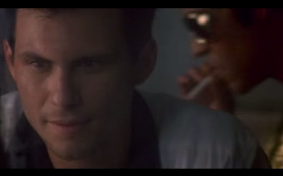 Es ist ein kleiner Auftritt für Val Kilmer, und zu erkennen ist er kaum. Sein Auftritt als Elvis in "True Romance" von 19...