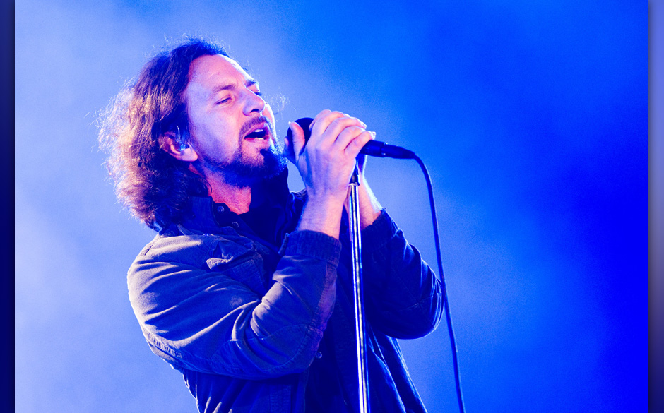 NEWPORT, UNITED KINGDOM - JUNE 23:  (EUROPEAN SALES  ONLY) Eddie Vedder of Pearl Jam performs on the main stage as the hea...