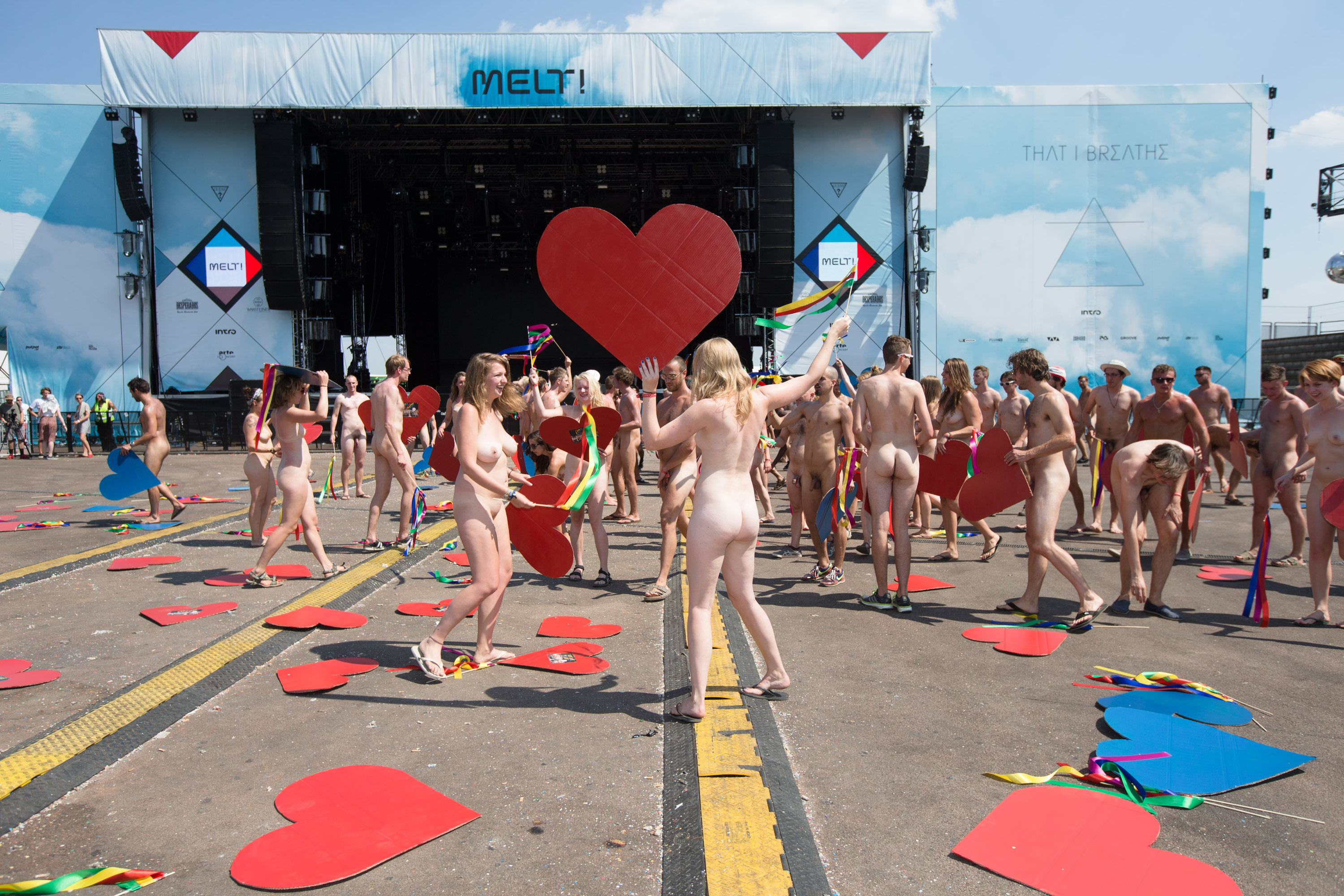 Der Fotograf Gerrit Starczewski fotografierte ca. 200 nakt nackte Menschen bei der Aktion "Naked Heart" auf dem Melt! Fest...