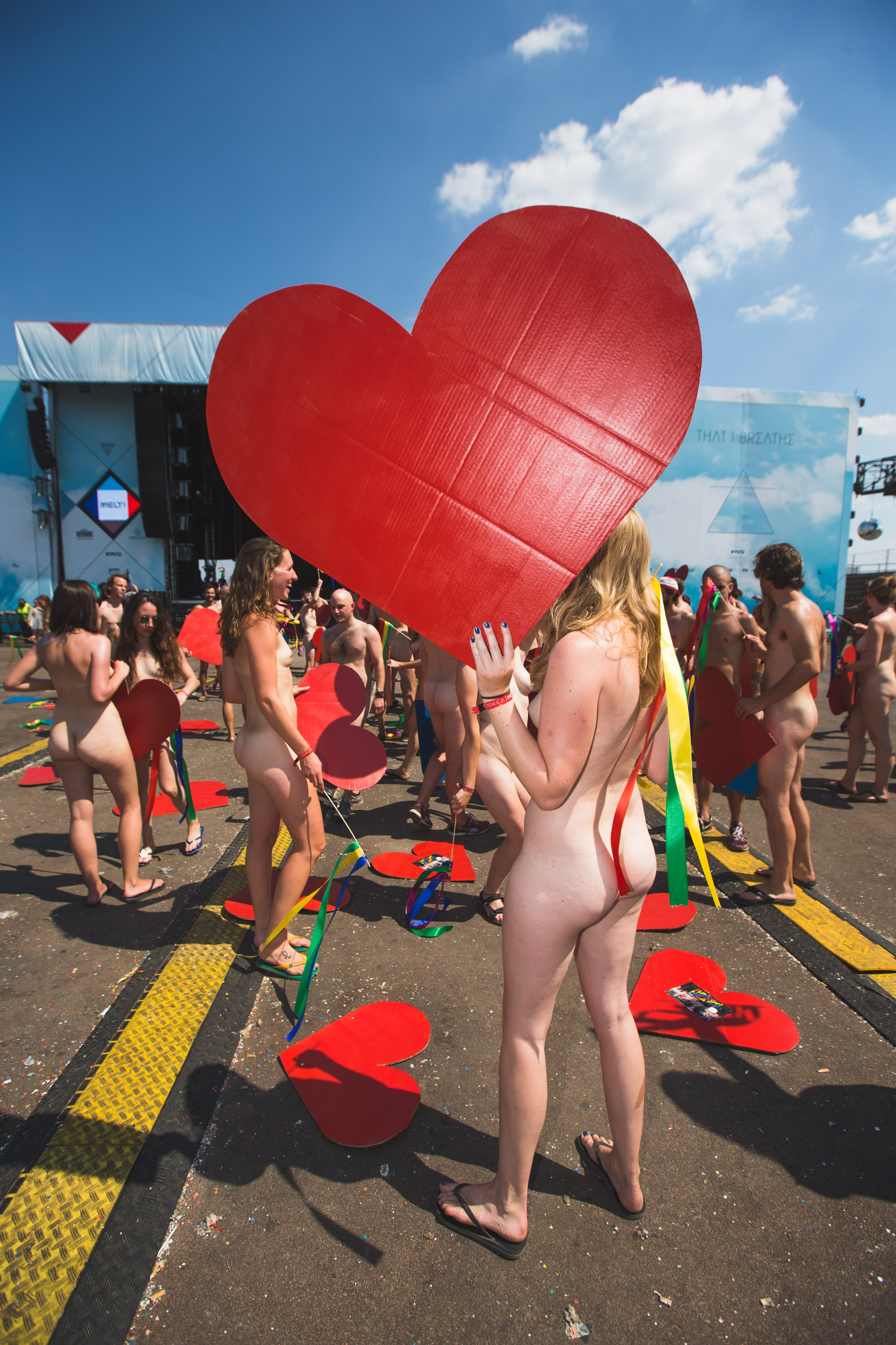 Der Fotograf Gerrit Starczewski fotografierte ca. 200 nakt nackte Menschen bei der Aktion "Naked Heart" auf dem Melt! Fest...