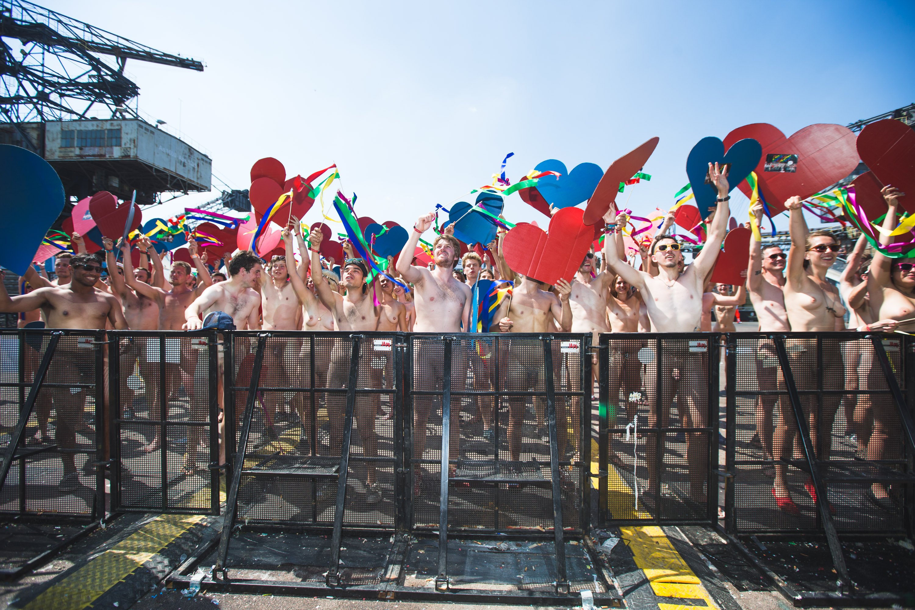 Der Fotograf Gerrit Starczewski fotografierte ca. 200 nakt nackte Menschen bei der Aktion "Naked Heart" auf dem Melt! Fest...