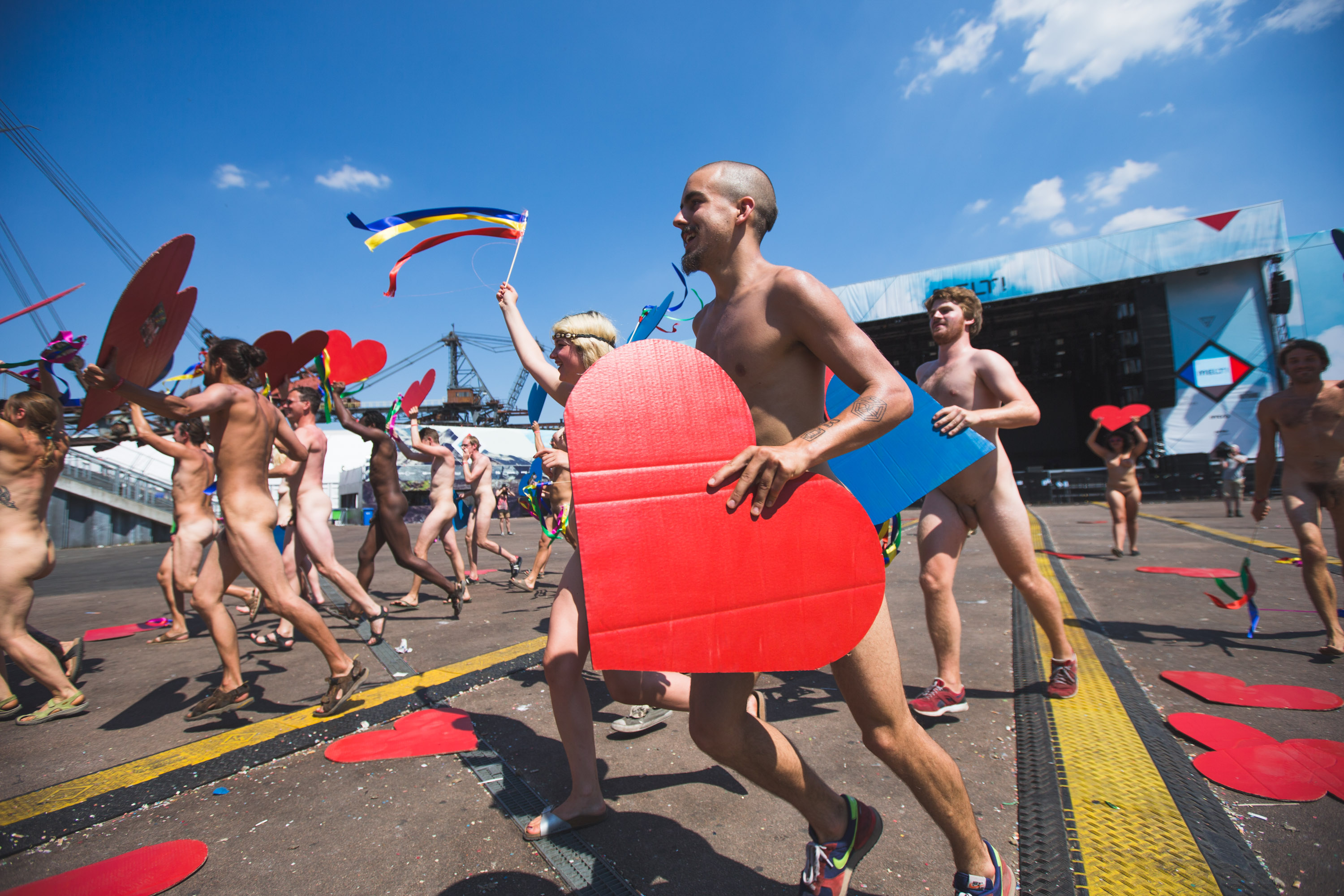 Der Fotograf Gerrit Starczewski fotografierte ca. 200 nakt nackte Menschen bei der Aktion "Naked Heart" auf dem Melt! Fest...