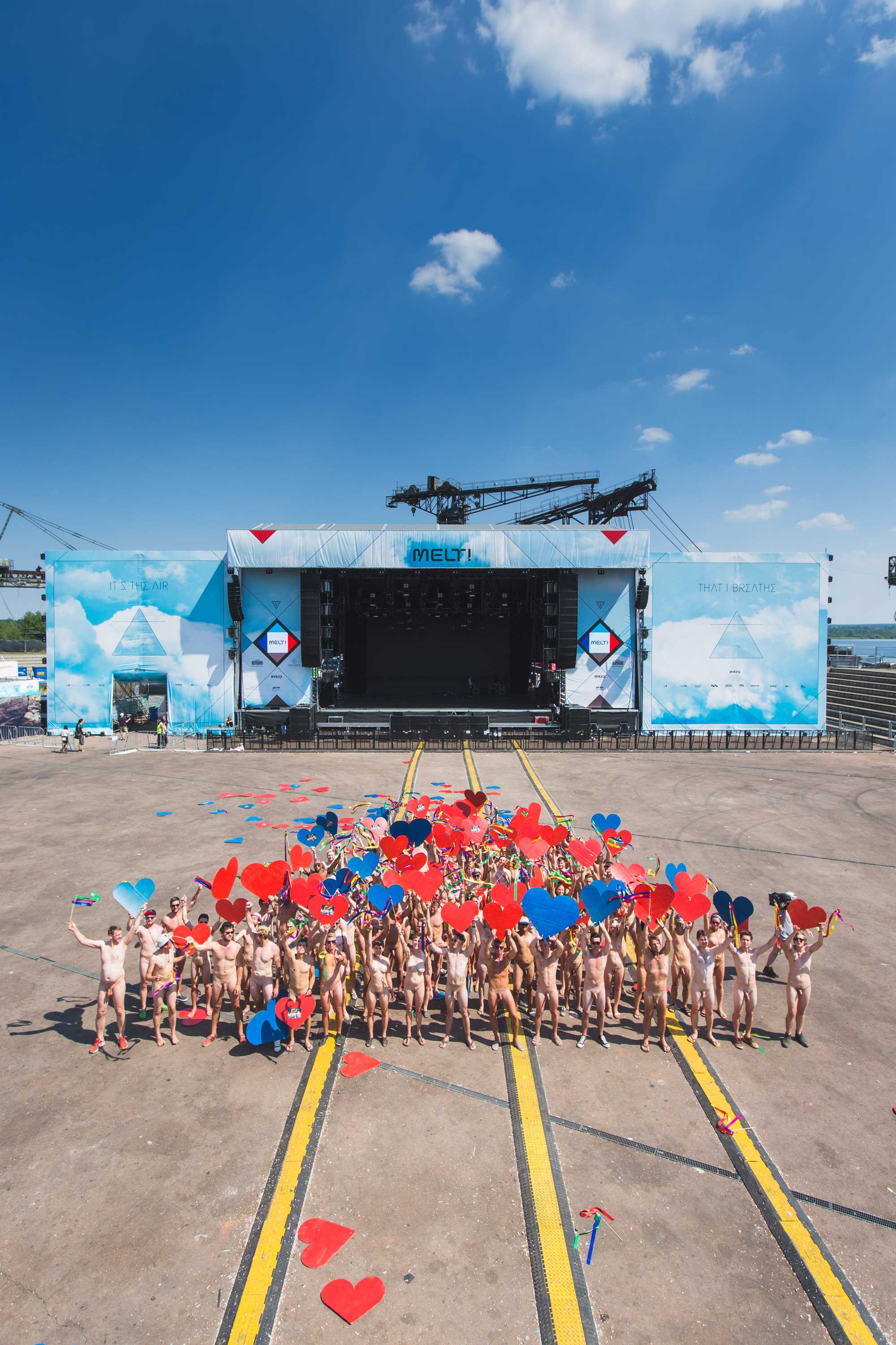 Der Fotograf Gerrit Starczewski fotografierte ca. 200 nakt nackte Menschen bei der Aktion "Naked Heart" auf dem Melt! Fest...