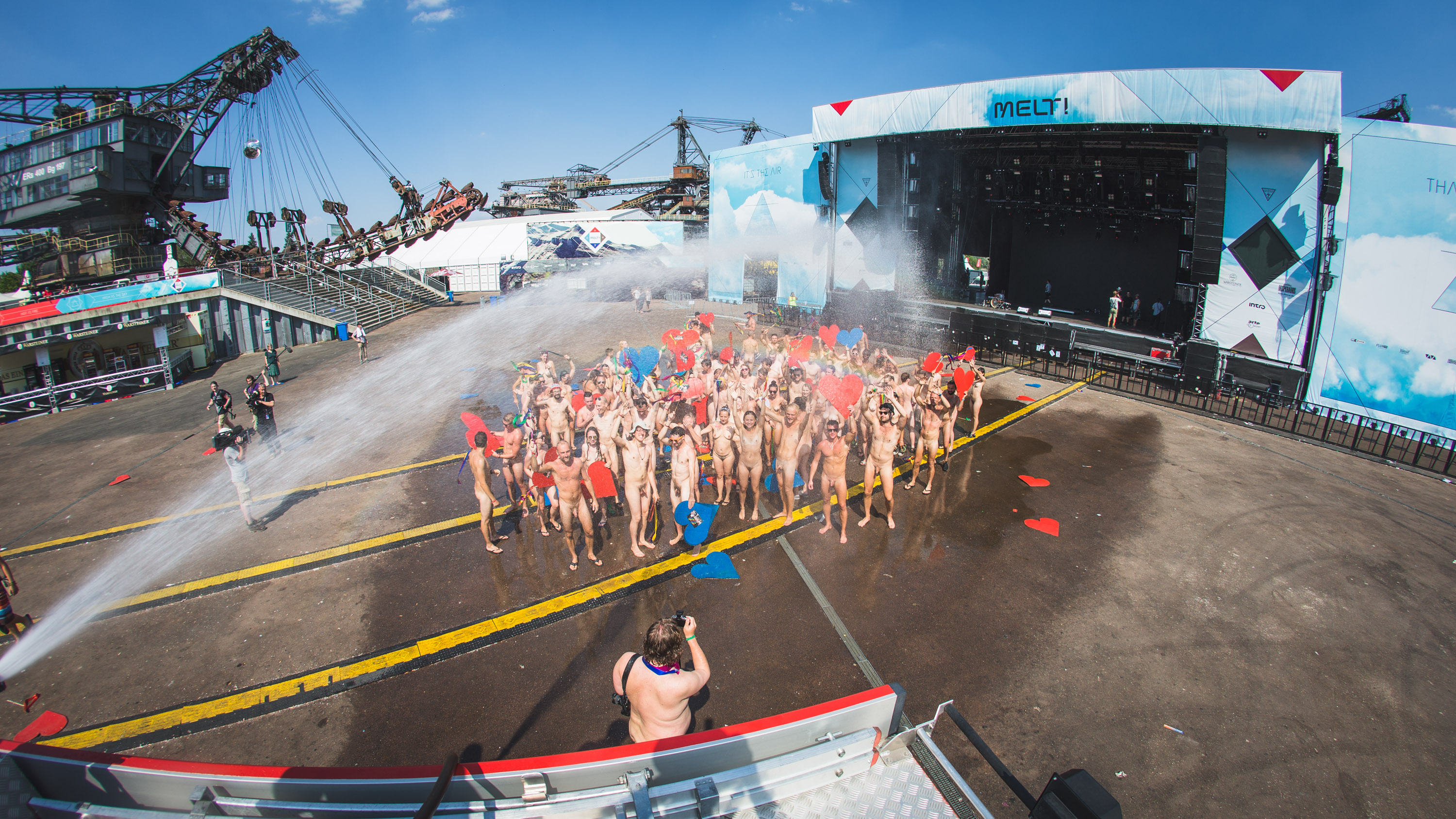 Der Fotograf Gerrit Starczewski fotografierte ca. 200 nakt nackte Menschen bei der Aktion "Naked Heart" auf dem Melt! Fest...