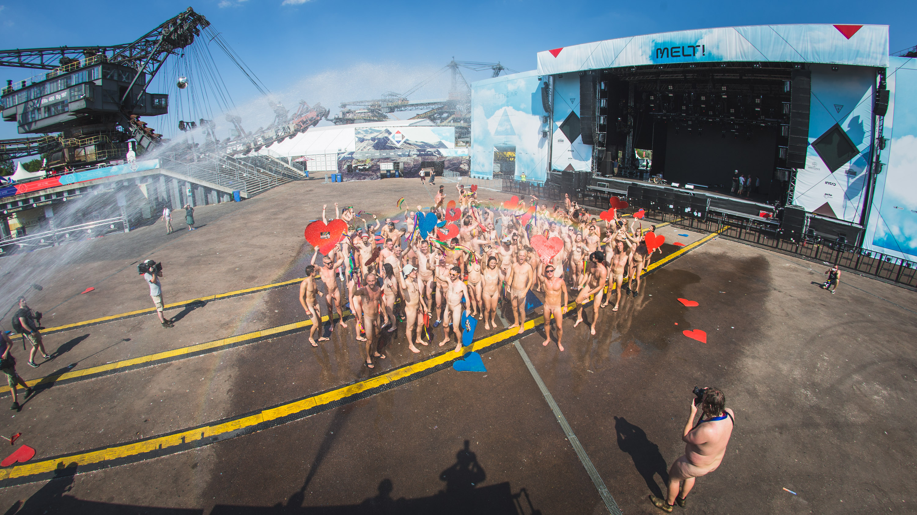 Der Fotograf Gerrit Starczewski fotografierte ca. 200 nakt nackte Menschen bei der Aktion "Naked Heart" auf dem Melt! Fest...