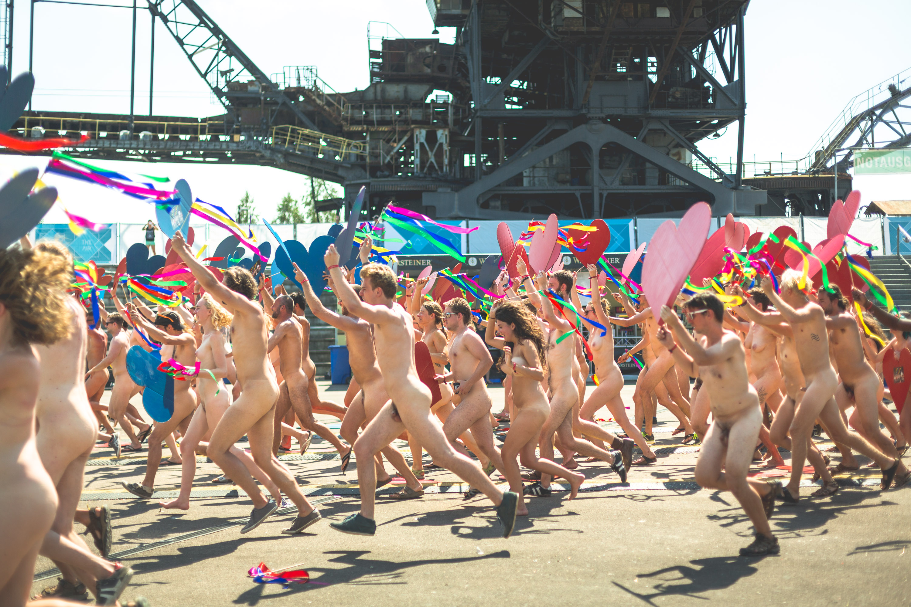 Der Fotograf Gerrit Starczewski fotografierte ca. 200 nakt nackte Menschen bei der Aktion "Naked Heart" auf dem Melt! Fest...
