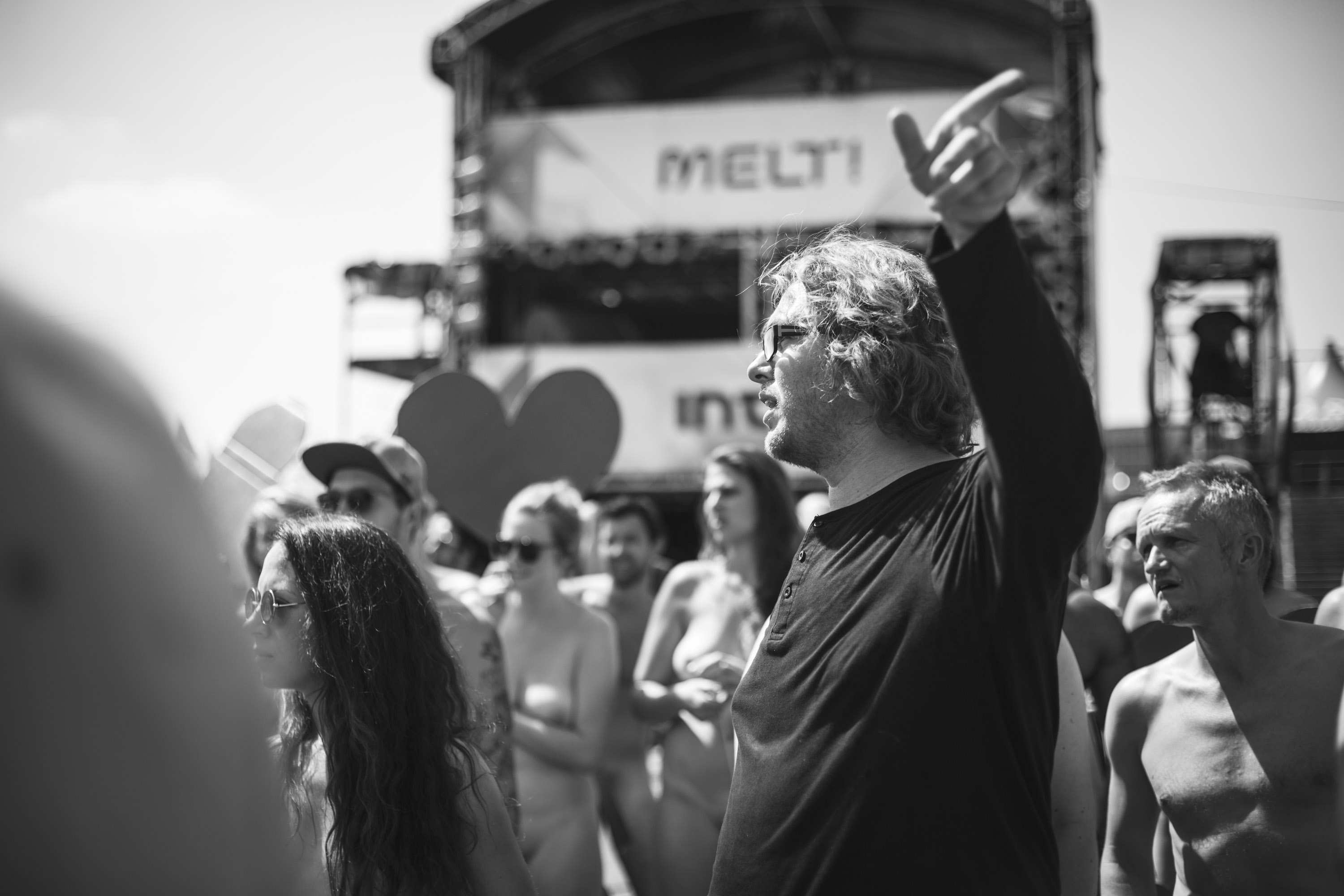 Der Fotograf Gerrit Starczewski fotografierte ca. 200 nakt nackte Menschen bei der Aktion "Naked Heart" auf dem Melt! Fest...
