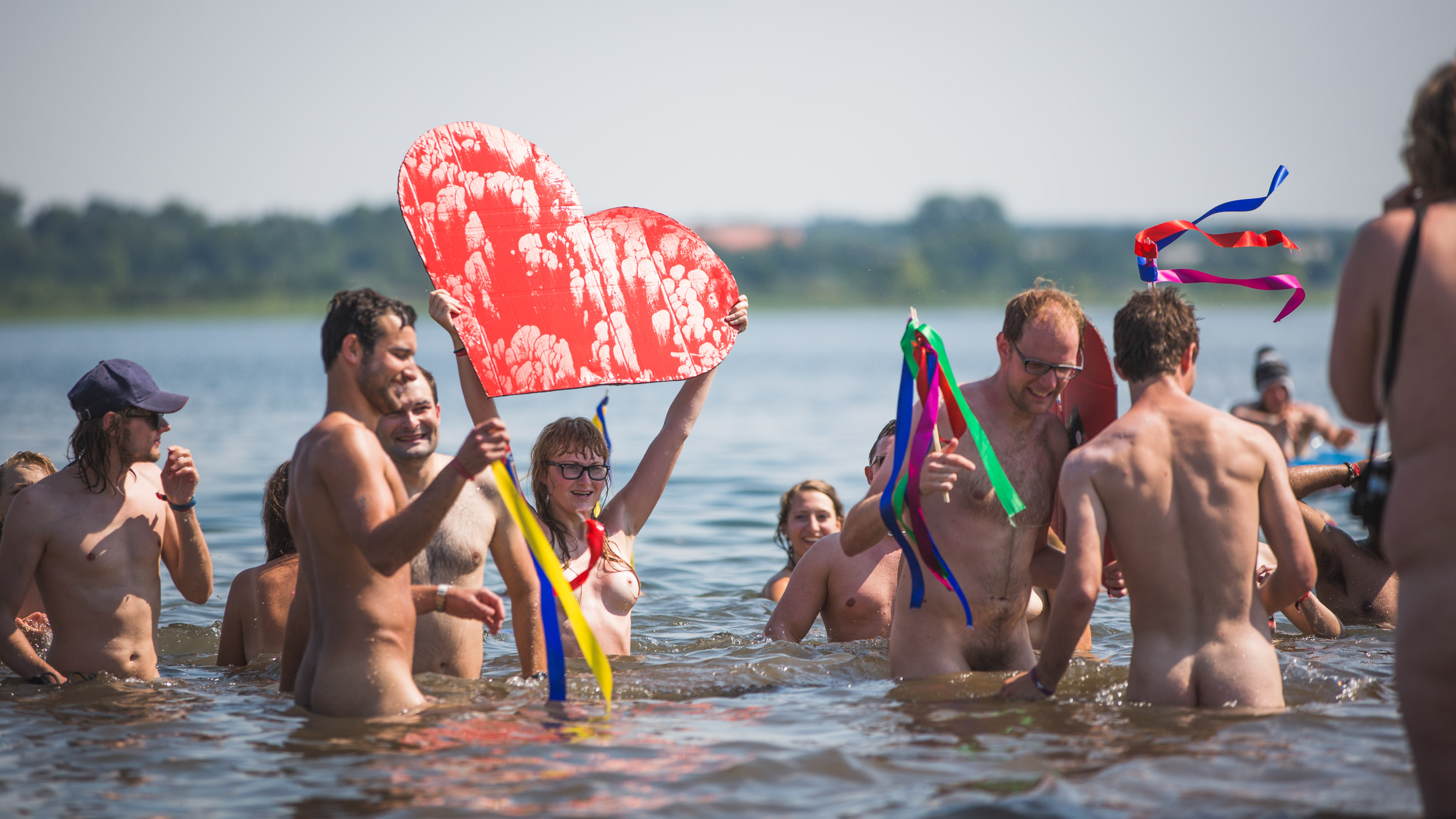 Der Fotograf Gerrit Starczewski fotografierte ca. 200 nakt nackte Menschen bei der Aktion "Naked Heart" auf dem Melt! Fest...
