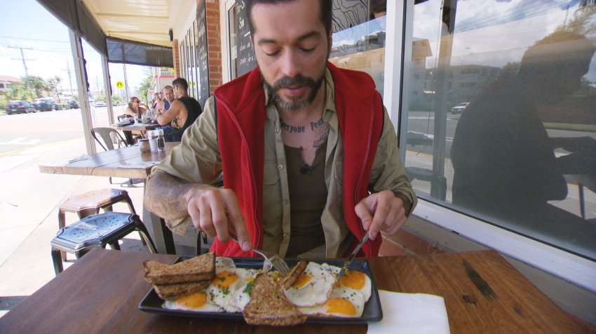 Tag 15 - Aurelio Savina musste das Camp verlassen. 11 Kilo hat Aurelio im Camp abgenommen und so gŲnnt sich der Vegetarie...