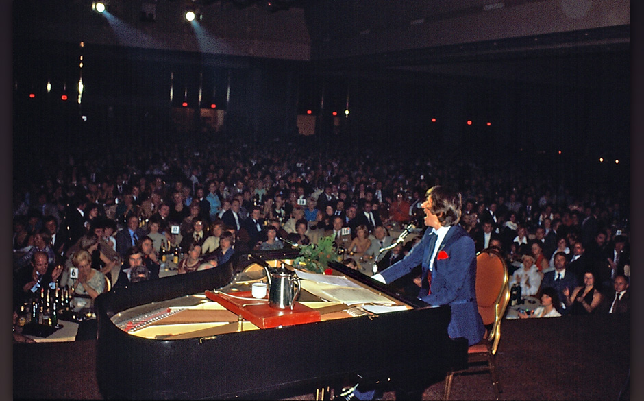 Udo Jürgens, Konzert, "Convention Center" des Harbor Castle- Hotels, Toronto, Kanada, Bühne, Auftritt, Musikinstrument, ...