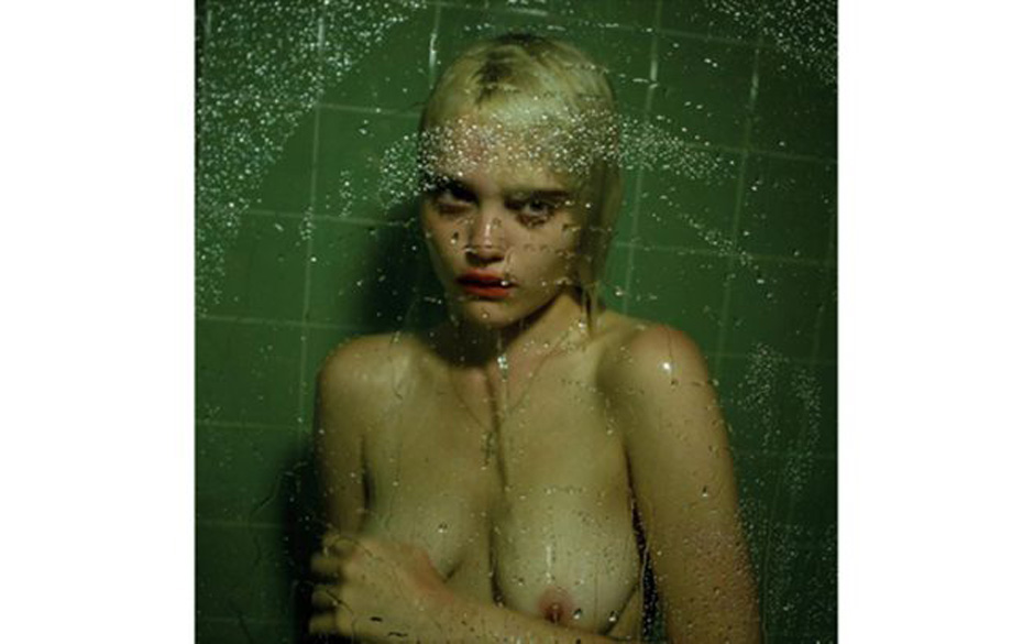 Sky Ferreira, 'Night Time, My Time' (2013).

Das Foto von Gaspar Noé zeigt sie nackt in der Dusche, für die iTunes-Versi...