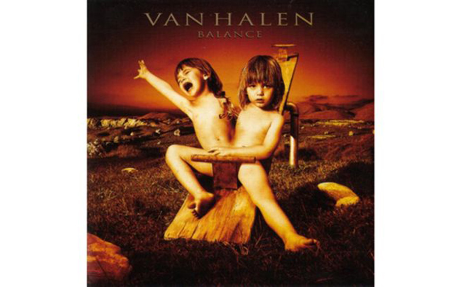 Van Halen, 'Balance' (1995).

Siamesische Zwillinge auf einer Schaukel? In den USA musste einer per Photoshop entfernt wer...