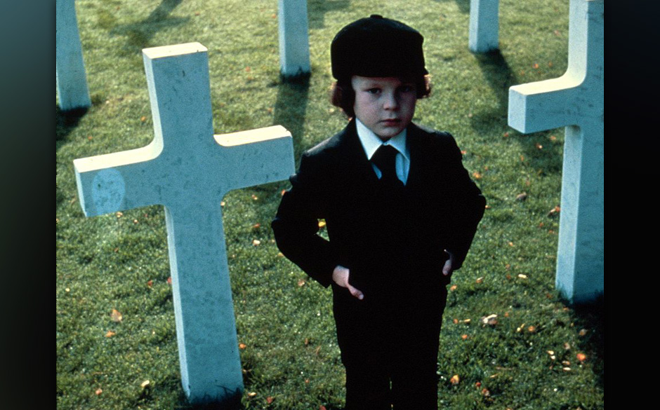 The Omen (1976). Der Film funktioniert wie die meisten von Regisseur Richard Donner, also wie auch "Lethal Weapon": als lo...
