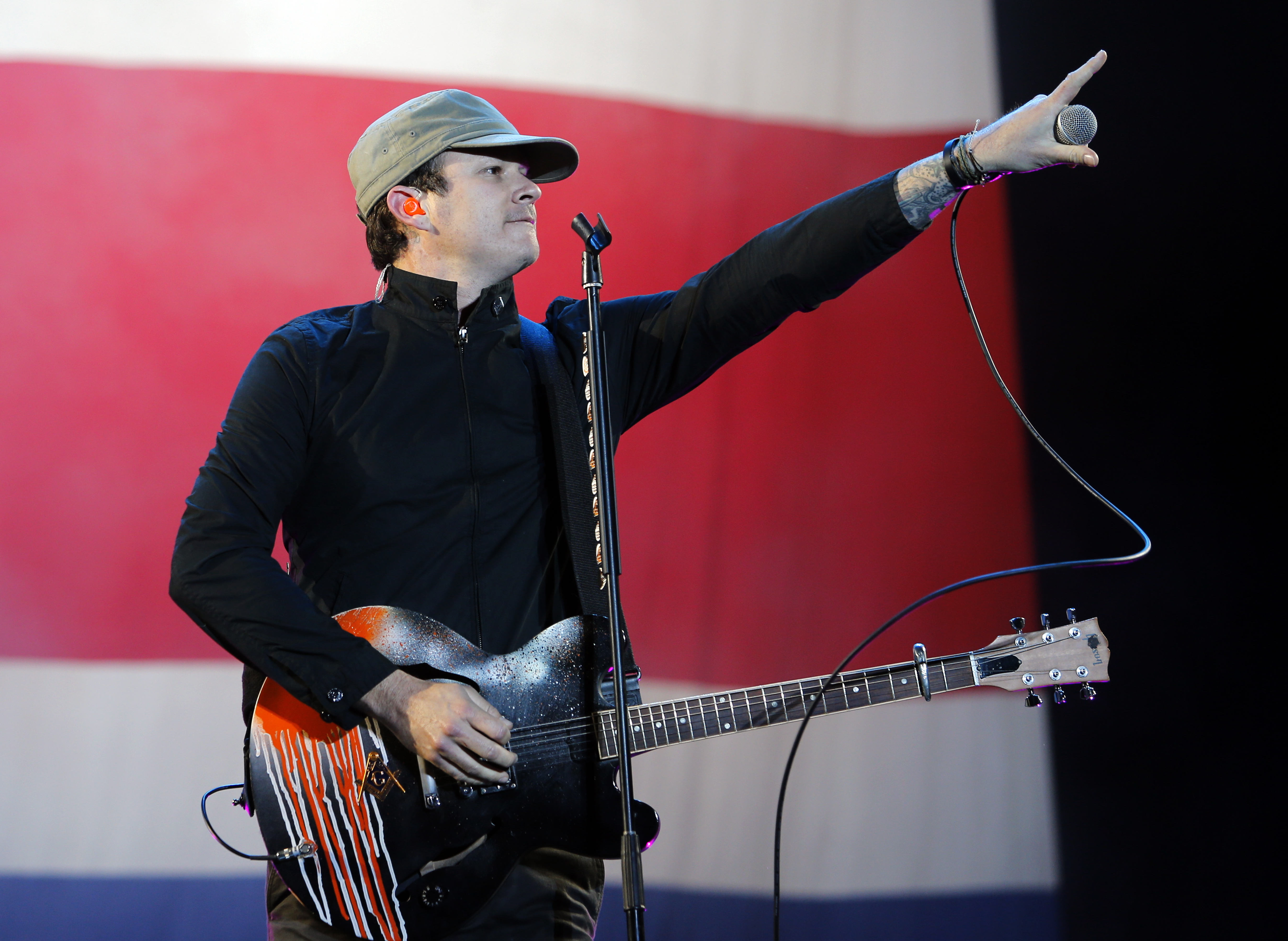 READING, UNITED KINGDOM - AUGUST 24: Tom DeLonge of Blink 182 performs on Day 3 of the Reading Festival at Richfield Avenu...