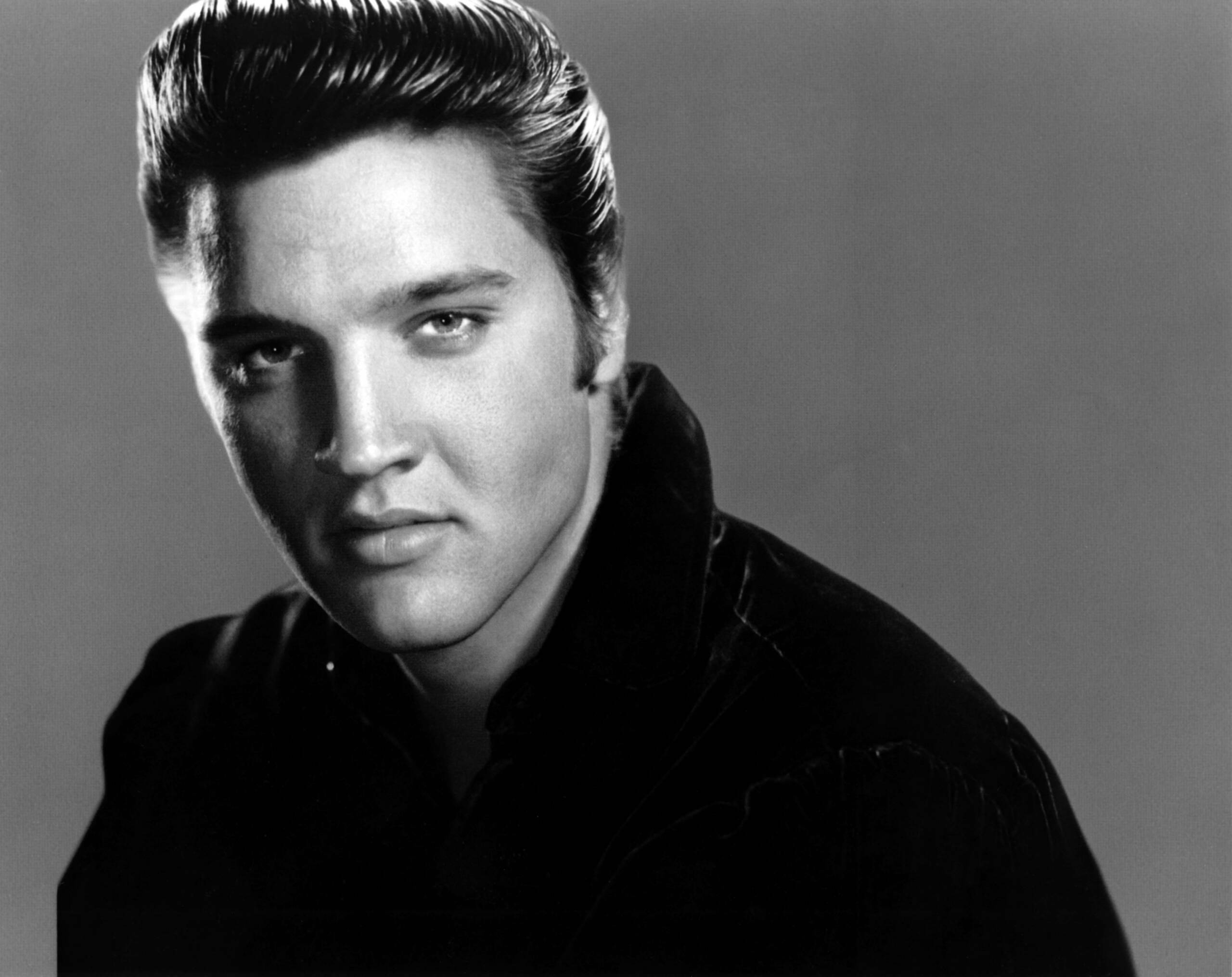 UNSPECIFIED - JANUARY 01:  Photo of Elvis PRESLEY; Posed studio portrait of Elvis Presley  (Photo by RB/Redferns)