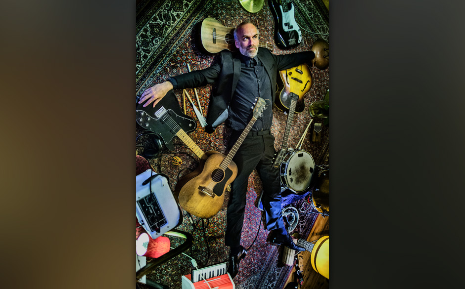 MartinGallop_liegend_mit_Instrumenten PresseFoto1_MichaelJungblut.jpg