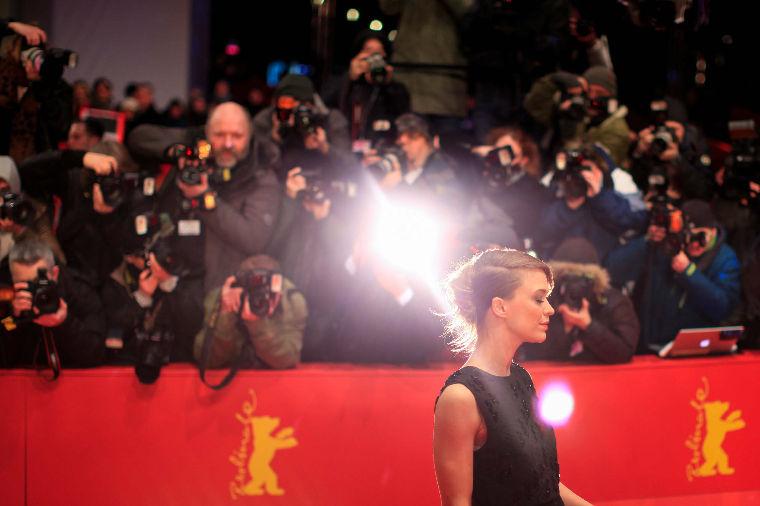 (150205) -- BERLIN, Feb. 5, 2015 () -- German Actress Heike Makatsch poses for photos on the red carpet prior to the openi...