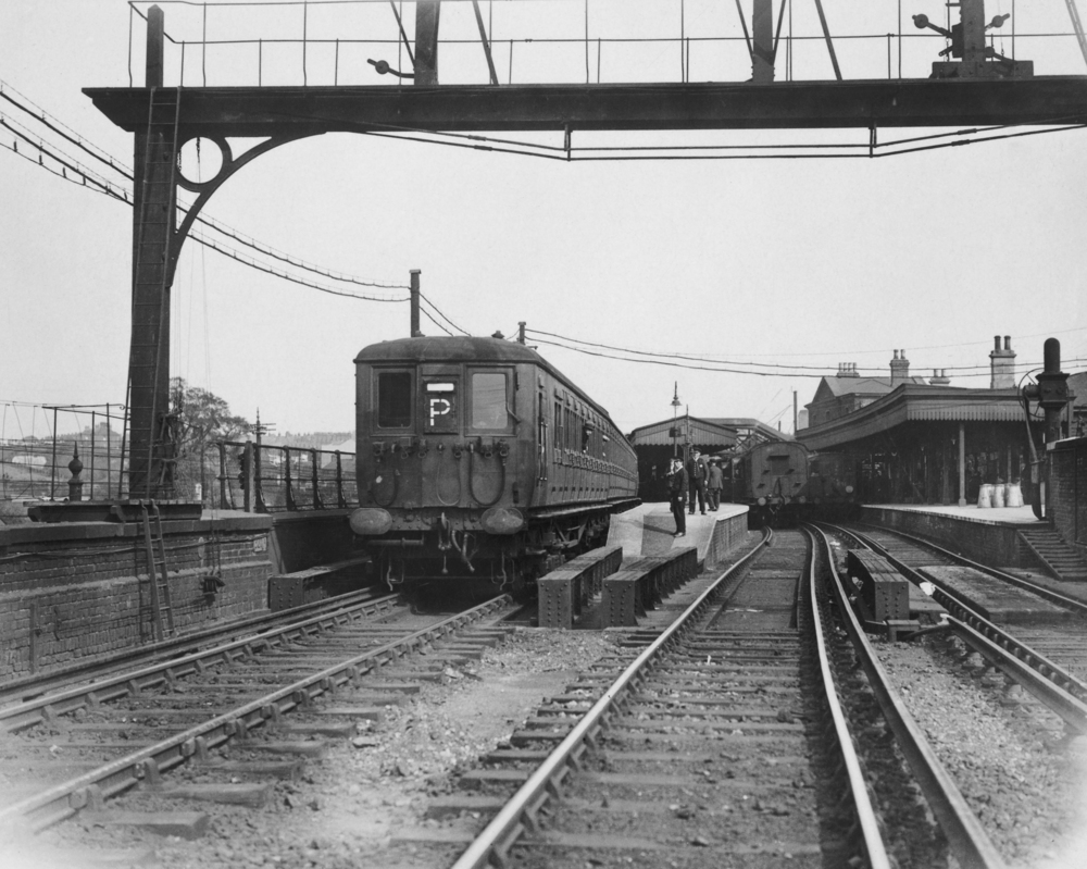 A new electric train leaves Dartford Junction, 8th June 1926. (Photo by Macgregor/Topical Press Agency/Hulton Archive/Gett...