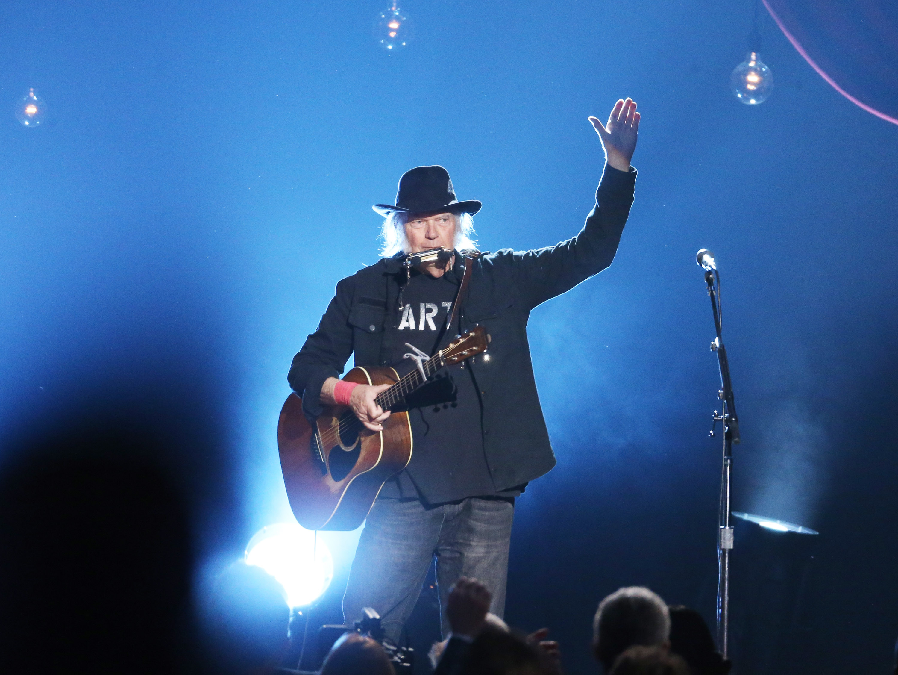 In einem zweistündigen Tribute-Konzert traten danach unter anderem Neil Young auf. Mit dabei waren auch...