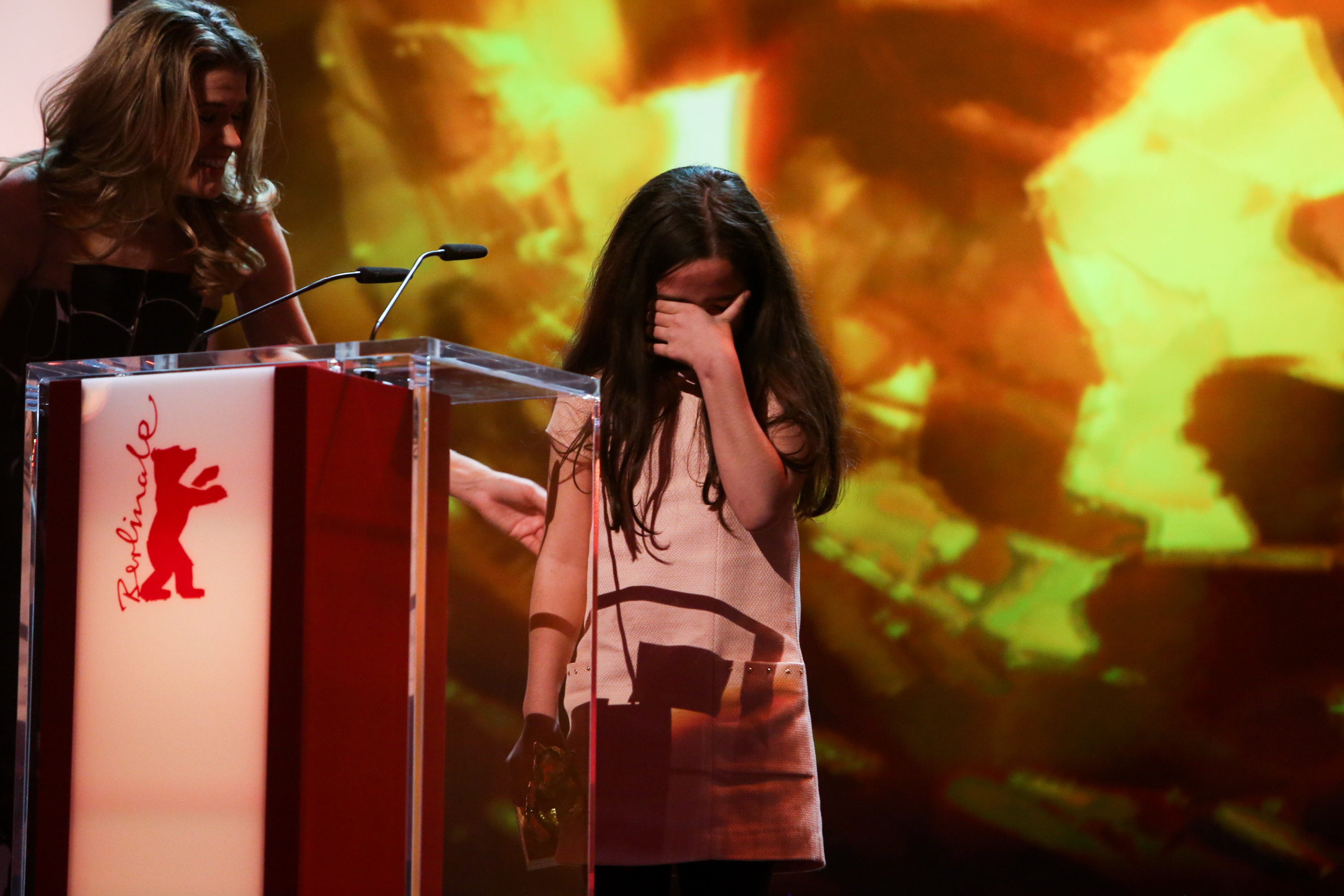 BERLIN, Feb. 14, 2015 (Xinhua) -- Hana Saeidi, niece of Iran's director Jafar Panahi receives the Golden Bear for Best Fil...