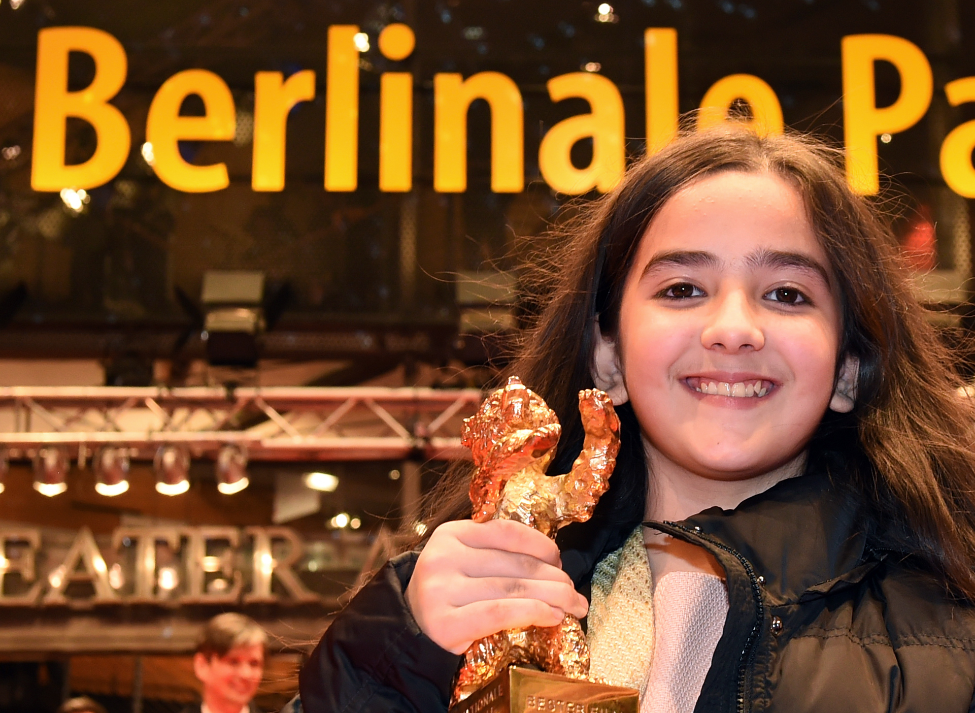 Die Nichte des iranischen Regisseurs Jafar Panahi, Hanna Saeidi, hšlt am 14.02.2015 nach der Preisverleihung der 65. Inte...