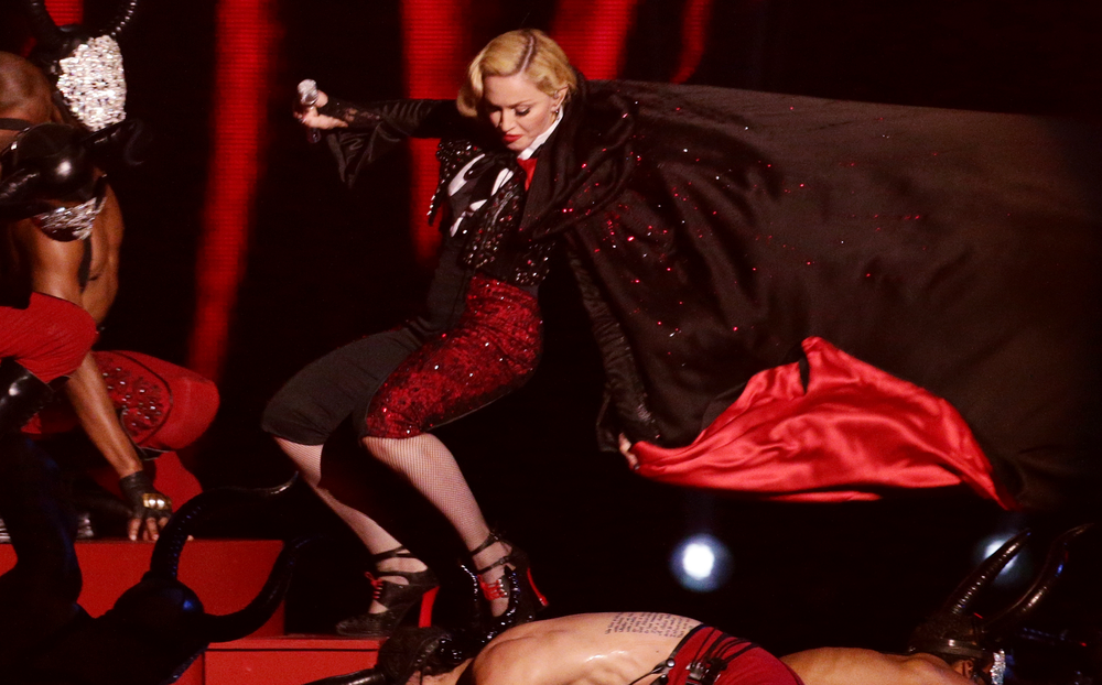 Madonna im berüchtigten Armani-Cape bei den Brit-Awards in London. Dieser ließ sie von der Bühne stürzen.