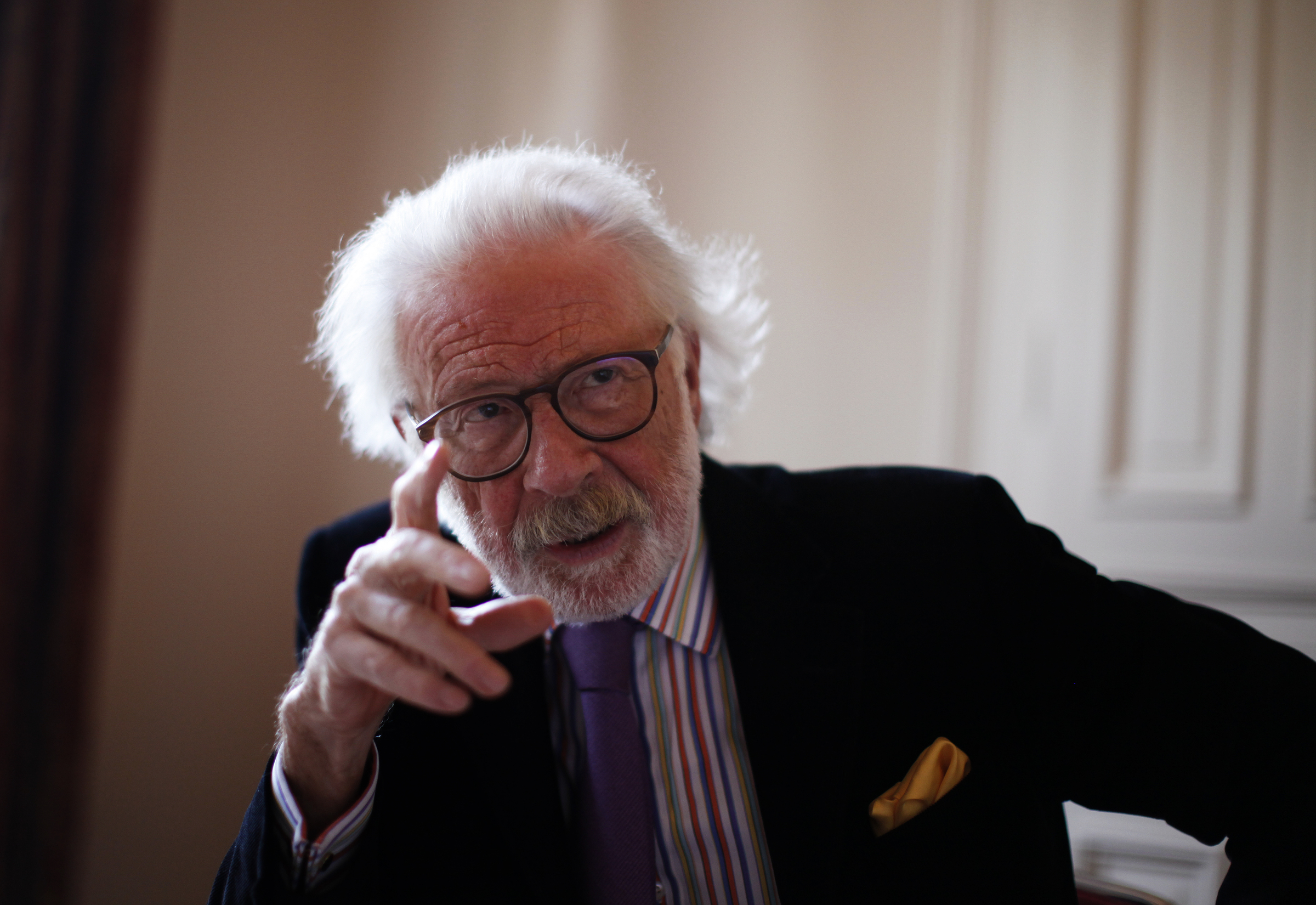 Der Journalist und Autor Fritz J. Raddatz gestikuliert bei einem Gespršch am 17.09.2010 in Hamburg. Am Samstag (03.09.201...