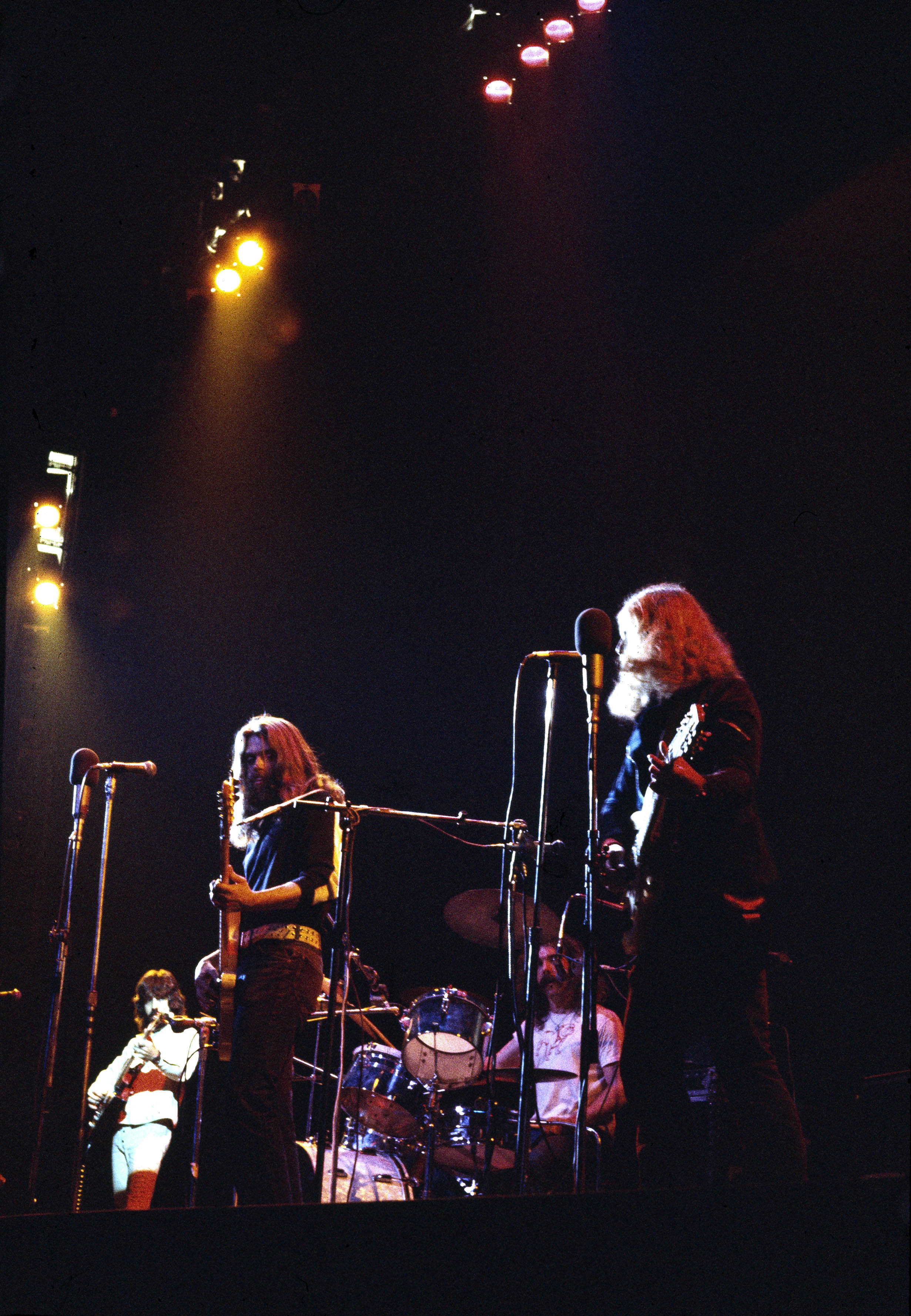 Ein bisschen Bluegrass-Picking und ein spezielles Ziehen, das seine Telecaster klingen ließ wie eine Pedal-Steel-Gitarre.