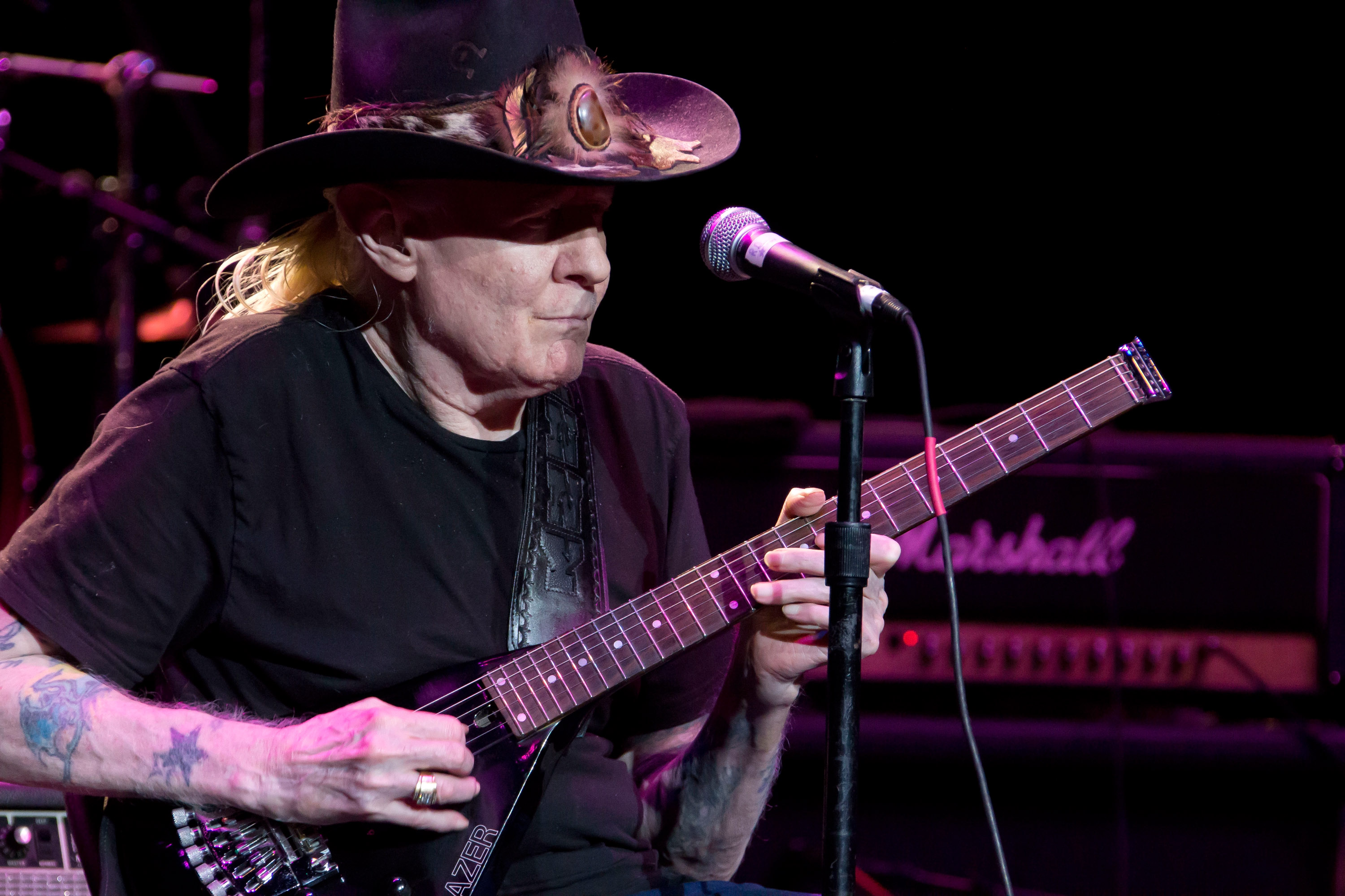 er spielt darauf zwei überlappende Soli voller Slides, Modulationen, Verzögerungen und Beschleunigungen.