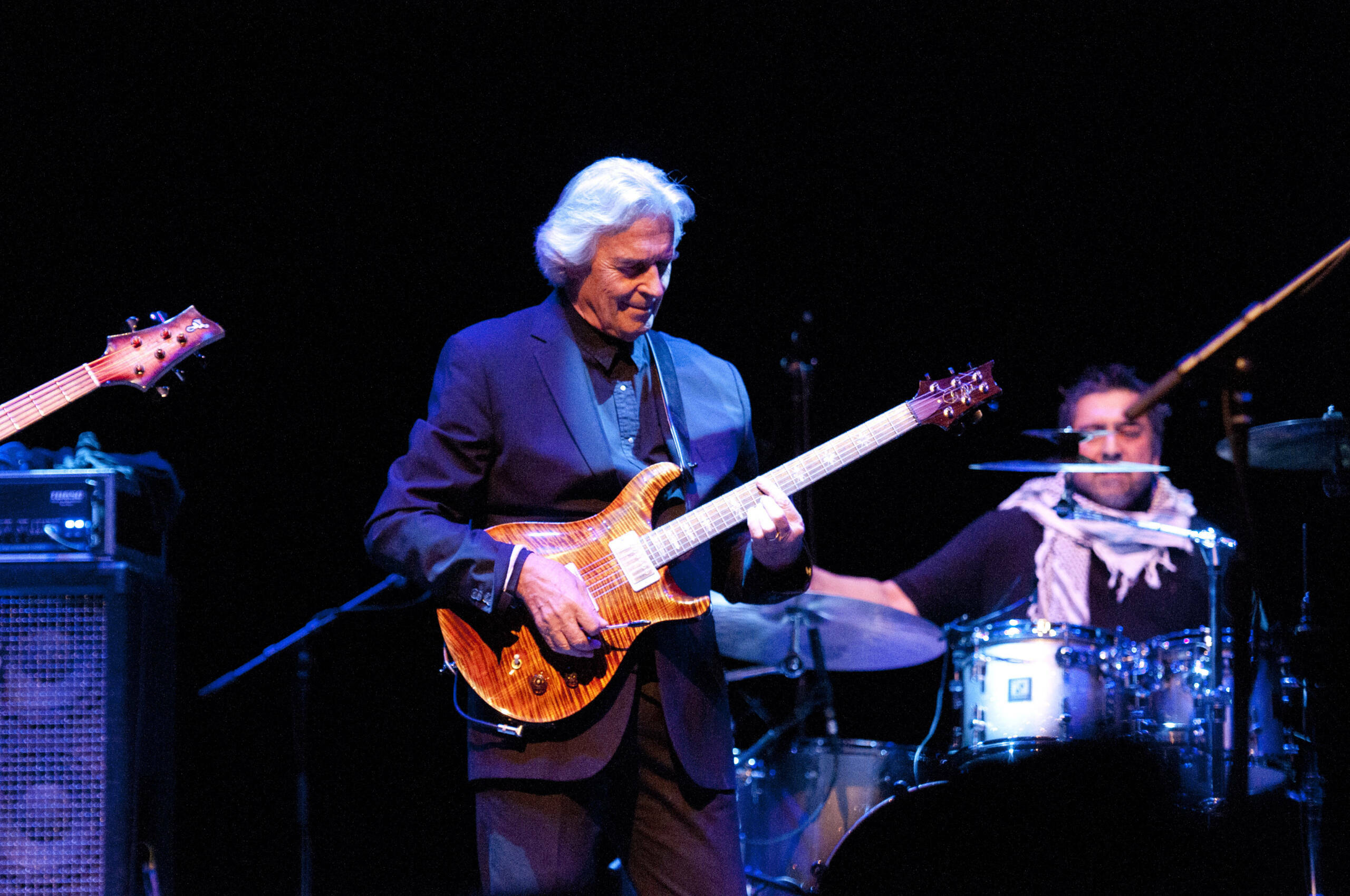 Frank Zappa sagte, McLaughlin könne „eine Gitarre wie eine Maschinenpistole behandeln.“