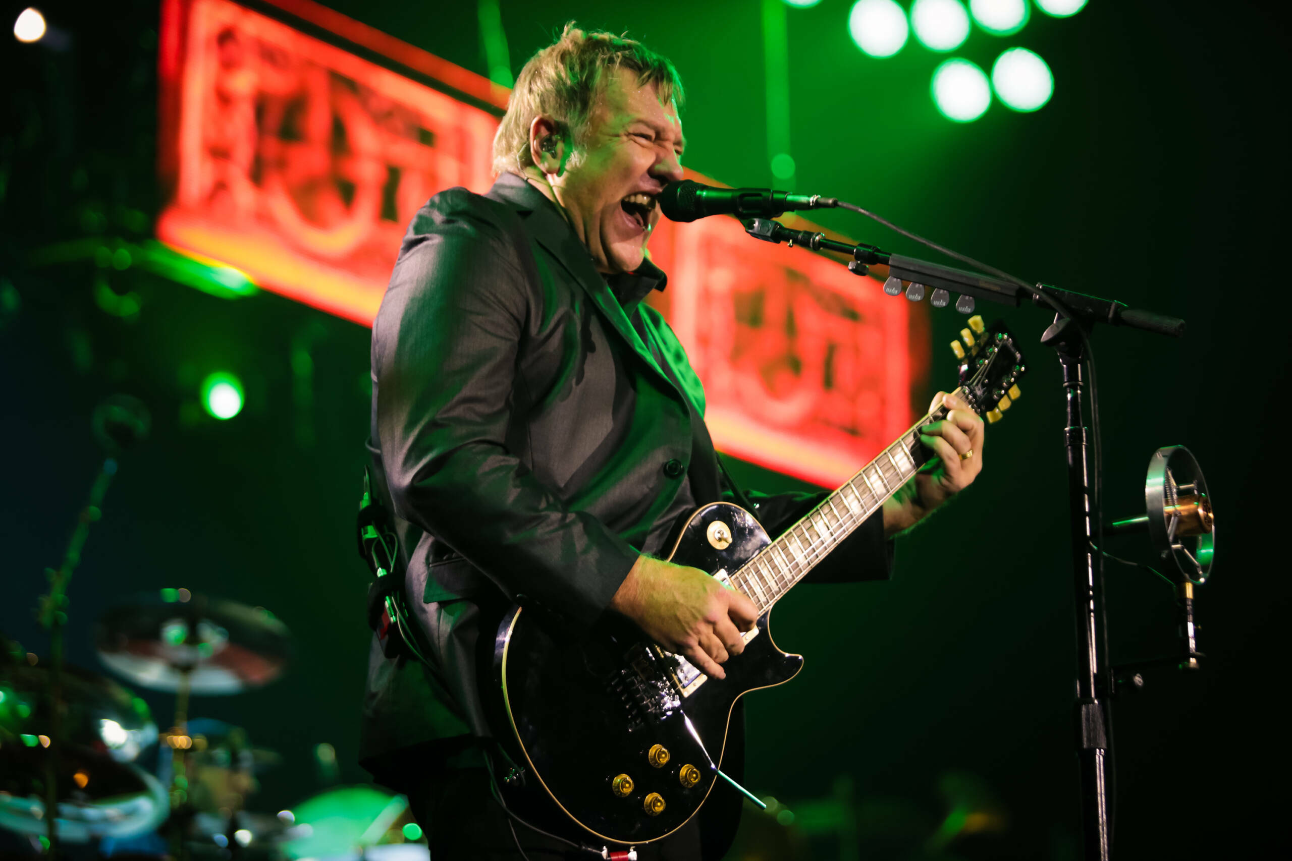 … und ein Solo, das Verzerrung und WahWah als Kontrastfarben beifügt. Das Zuhören macht einen fertig – aber auf gro...