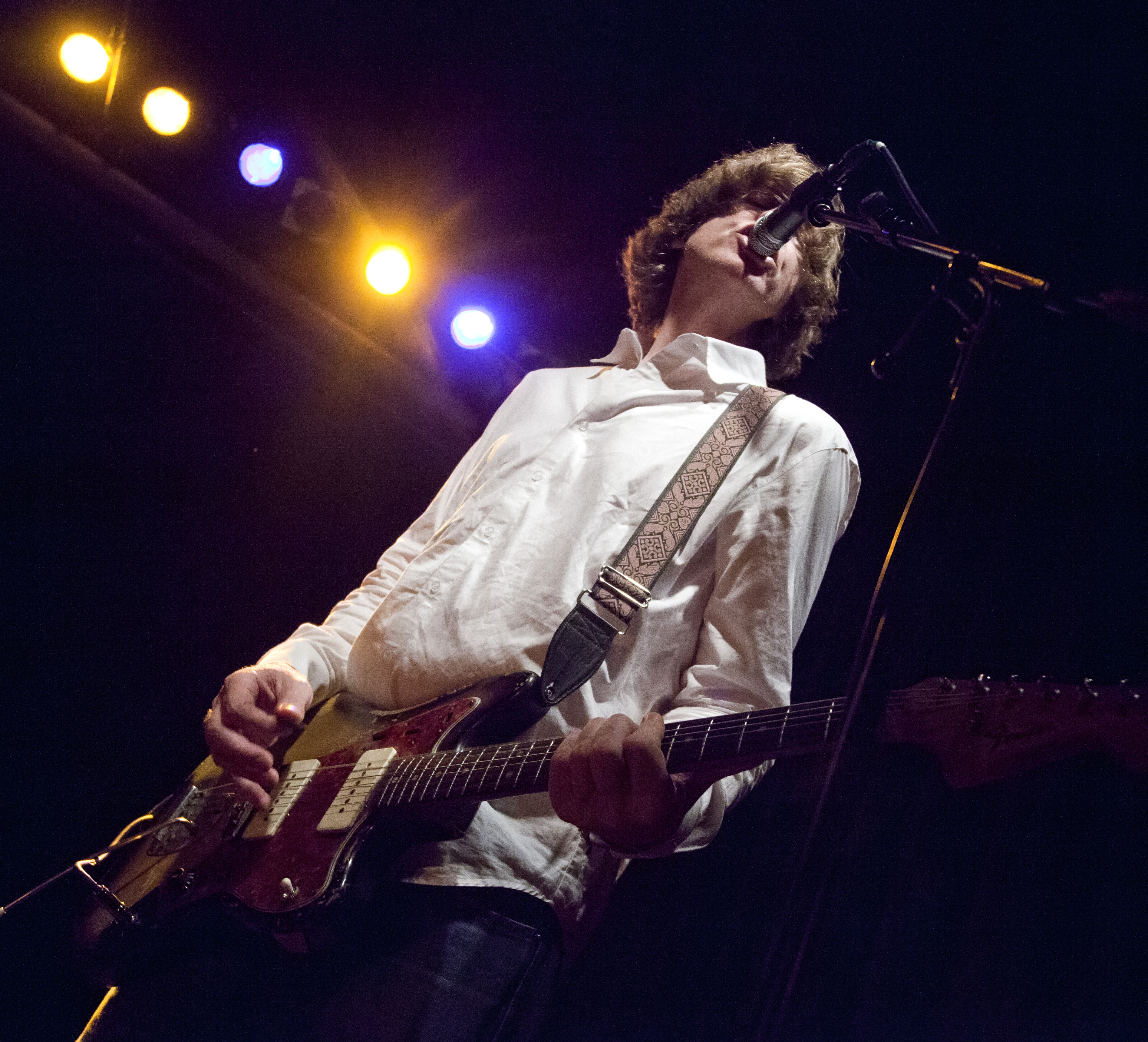 Auf diesem Ausflug in die Gitarrenwildnis werden sie zum zweiköpfigen Tier; anstelle eines Solos entfesseln sie einen Fee...