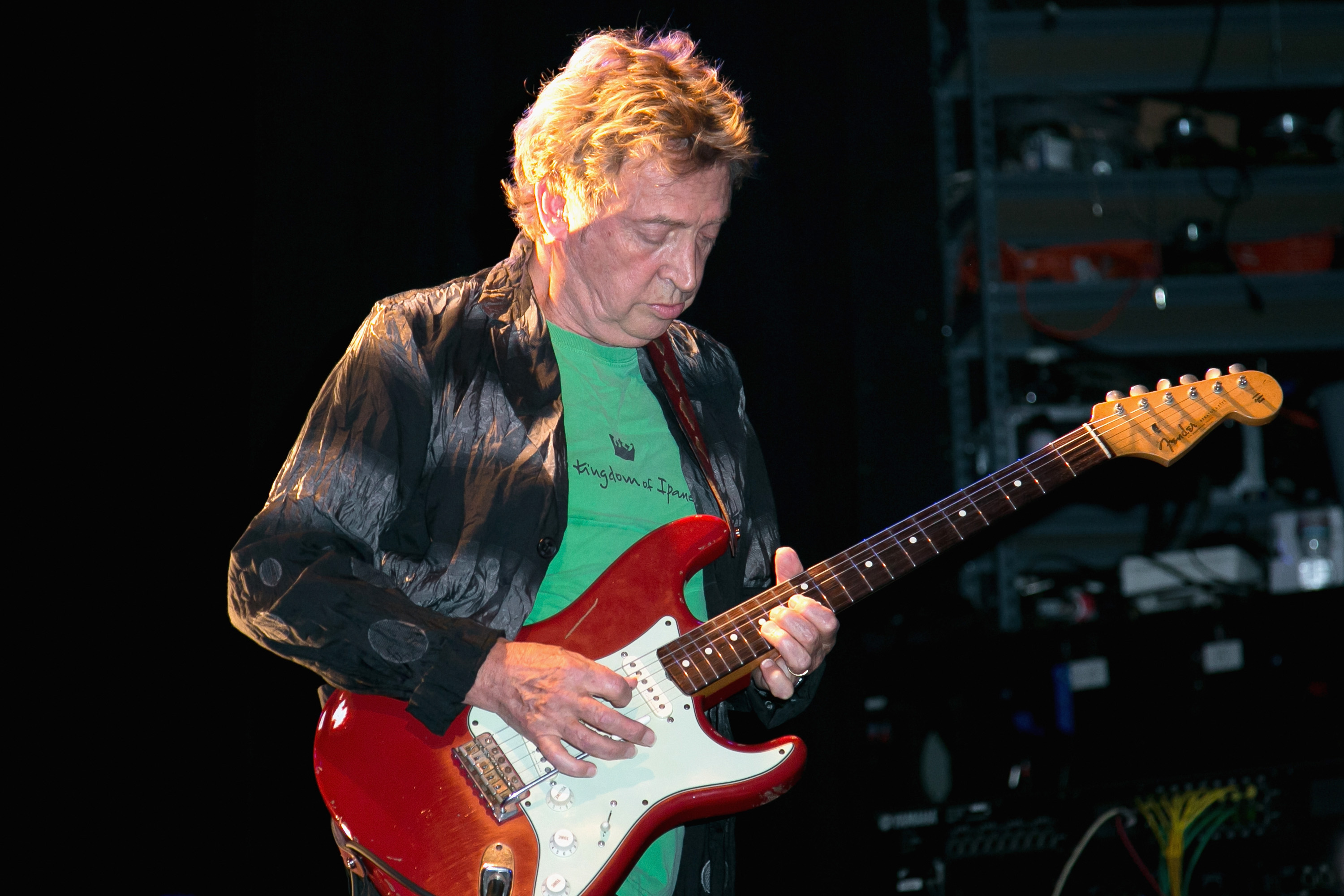 Dieser Hit verdeutlicht seine stilistische Brillanz. „Ich mag die Gitarrenriffs am Ende“, sagte Summers. „Sie klinge...