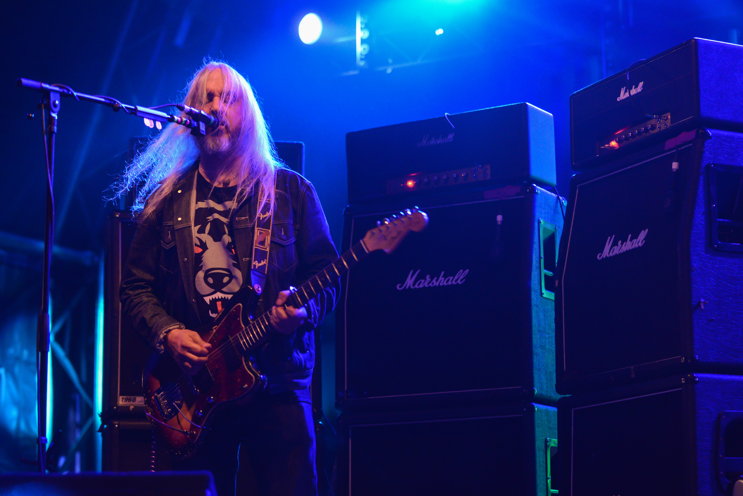 Hier springt er zwischen Verzerrung und zarten Harmonien hin und her, ehe er eine Schlammlawine auslöst.