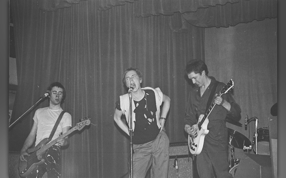 Er spielte sie durch einen Verstärker, den er bei einem Bob-Marley-Konzert gestohlen hatte. Sein Solo ist eine punkige Ho...