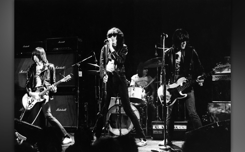 Joey Ramone sagte, in Johnnys Gitarre würde er Orgeln, Keyboards und andere Instrumente hören, die gar nicht da sind.