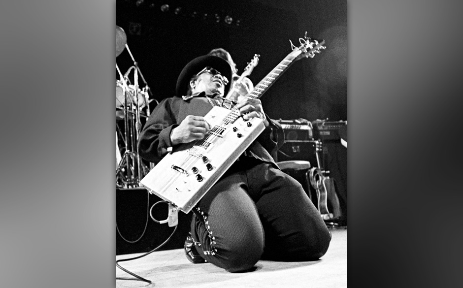 27. Bo Diddley – Bo Diddley, 1955. „Ich habe die rhythmischen Grundfiguren der elektrischen Gitarre verändert“, erk...