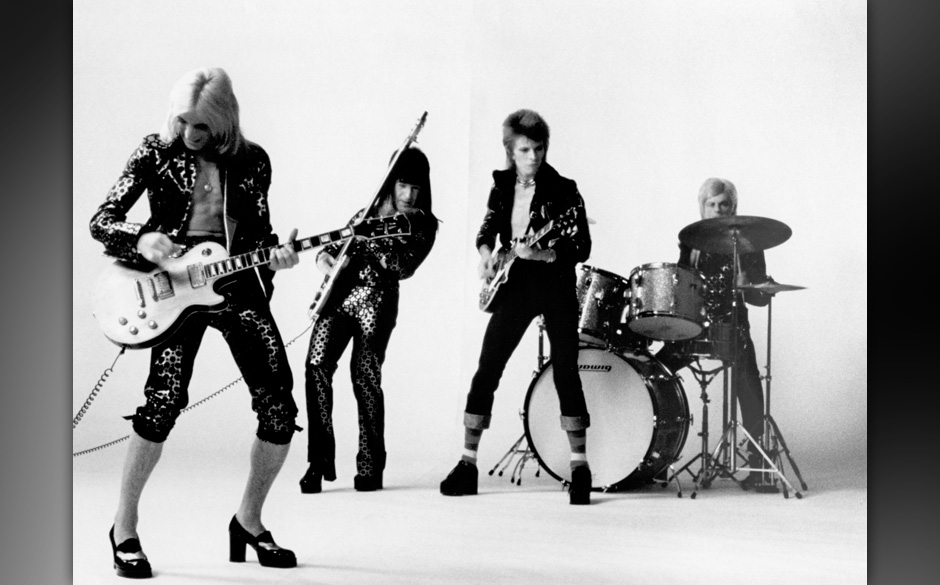 Die Krachwellen, die Ronson im Intro entfesselt, gehören zu den heißesten Momenten in Bowies Karriere.