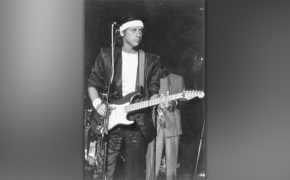 Sänger und Gitarrist Mark Knopfler hatte den Song ursprünglich für die akustische Gitarre geschrieben, nahm dann aber d...