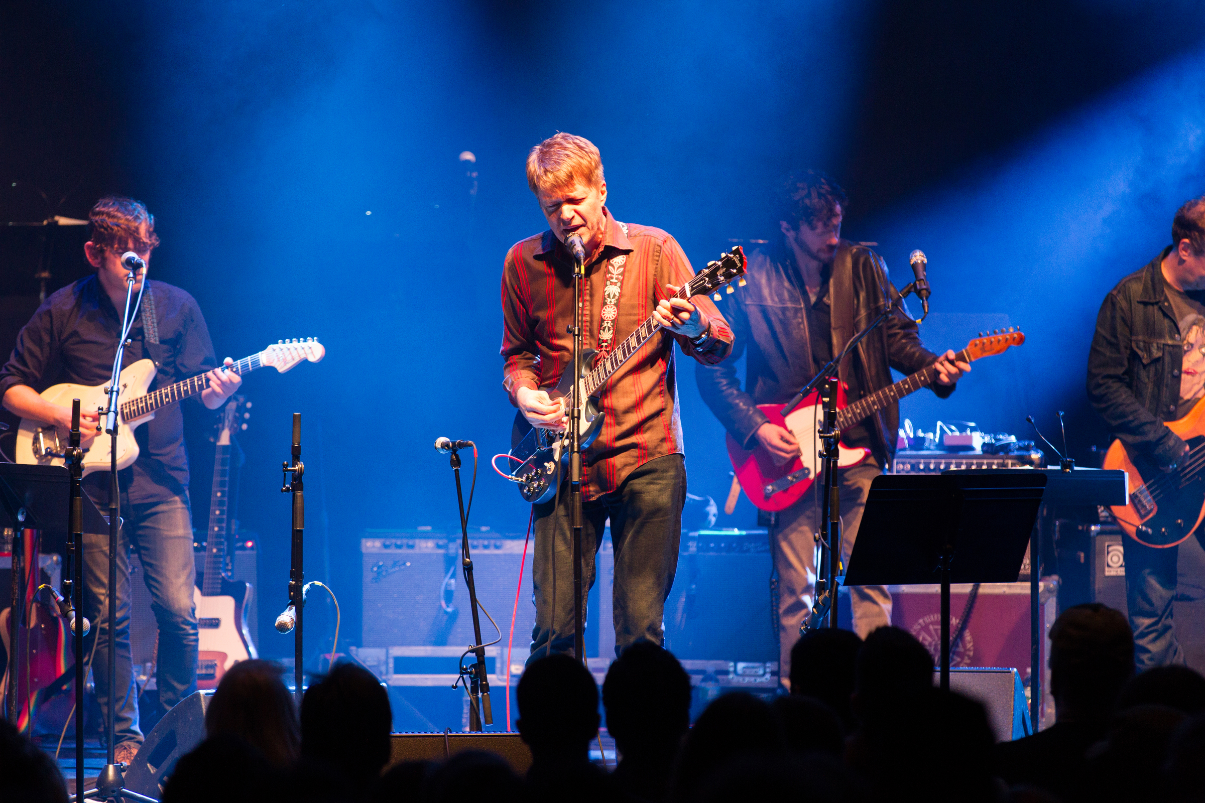 ehe er klirrende Fraktale draufsetzt, die allerdings nie den sanften Vibe stören. Ein Meisterwerk des Understatements.