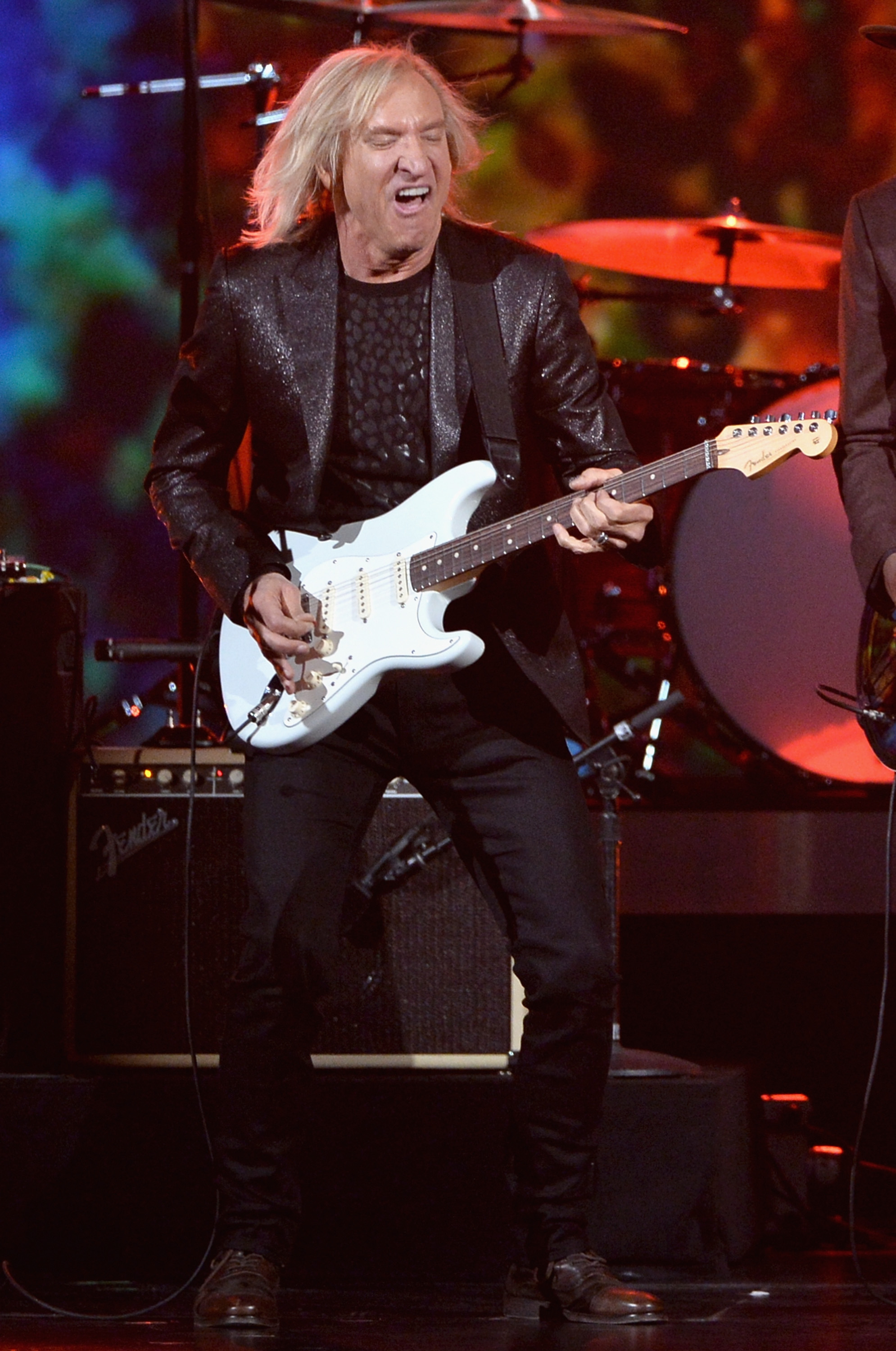 „Funk #49“ ist ein sägender Kiffer-Boogie, der von schrillen und scheppernden Tönen angetrieben wird. Eric Clapton n...