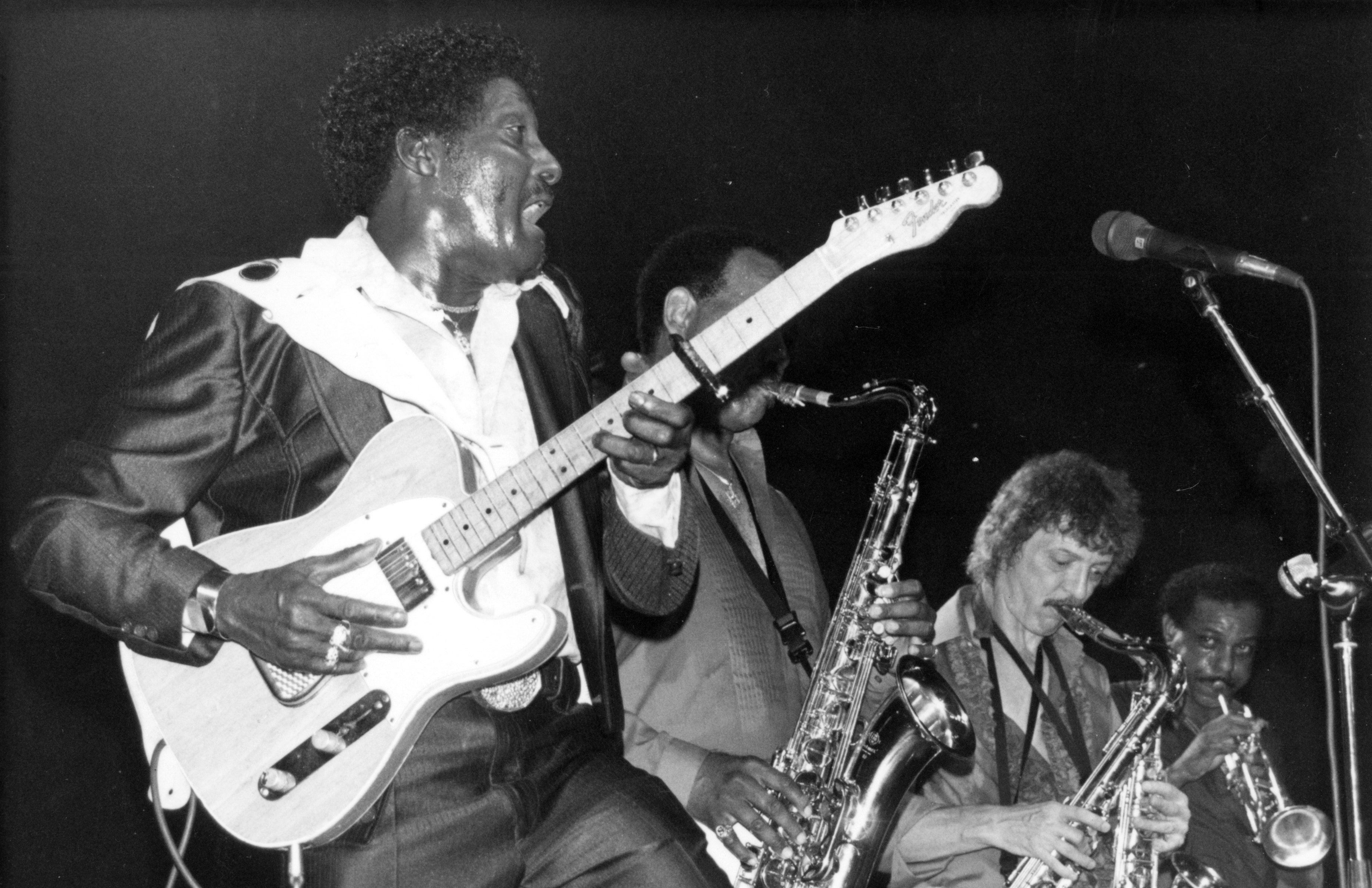 Auf diesem instrumentalen Blues-Boogie klingt seine kristallscharfe Leadgitarre blecherner als die Bläser selbst.