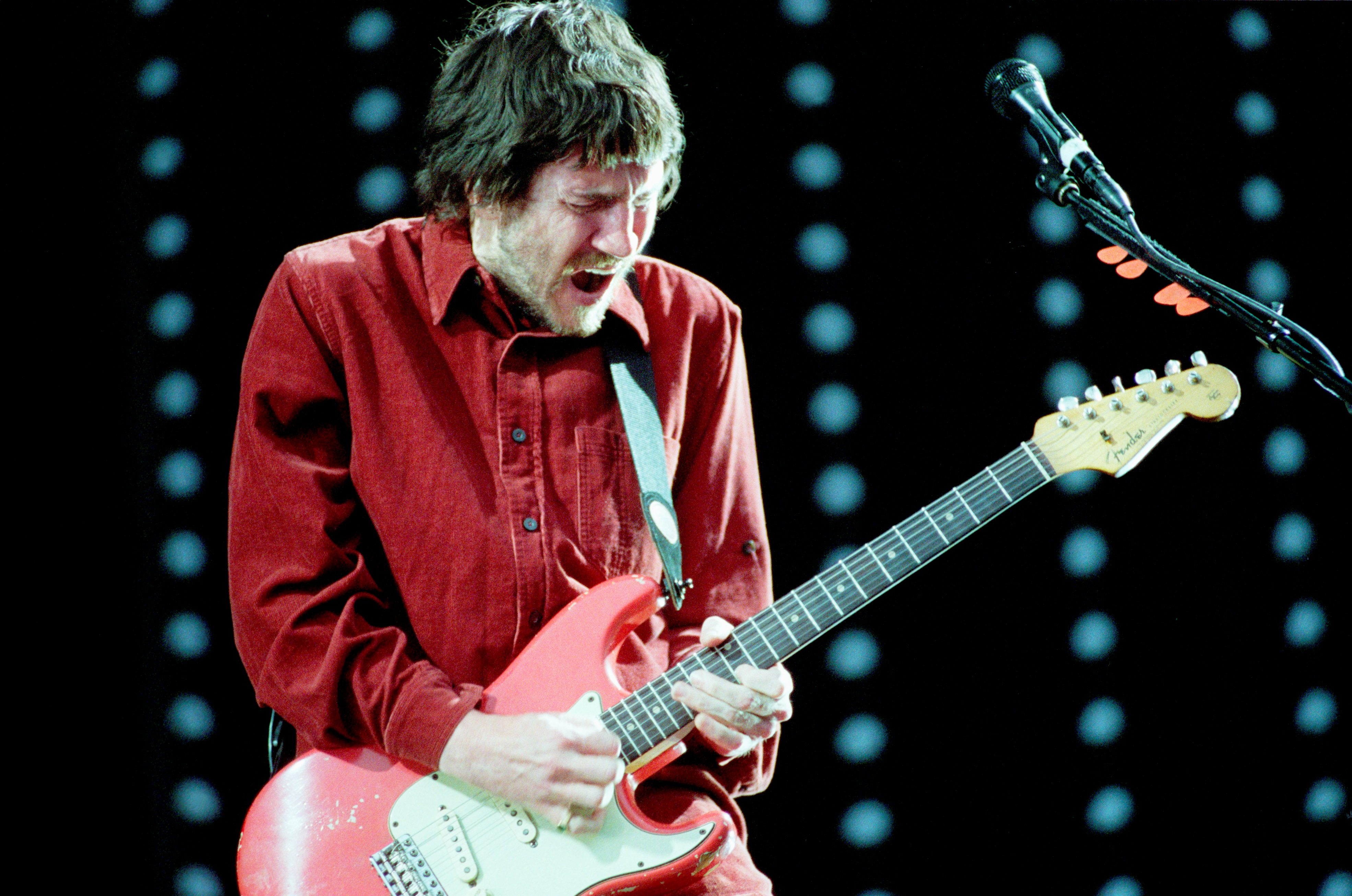 Wenn er zu Bass und Schlagzeug einsteigt, erklingt ein Funk, wie ihn nur wahrer Blues hervorbringen kann.