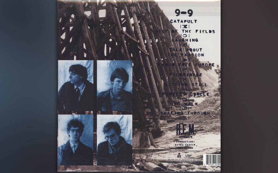 Stipe als wuscheliger Lockenkopf, selbstvergessen und mit geschlossenen Augen, während Buck und Mills mit ihren staksigen...