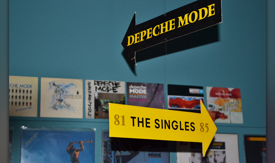 Nachgebaut: ein Plattenladen mit allerlei frühen und raren Depeche-Mode-Platten
