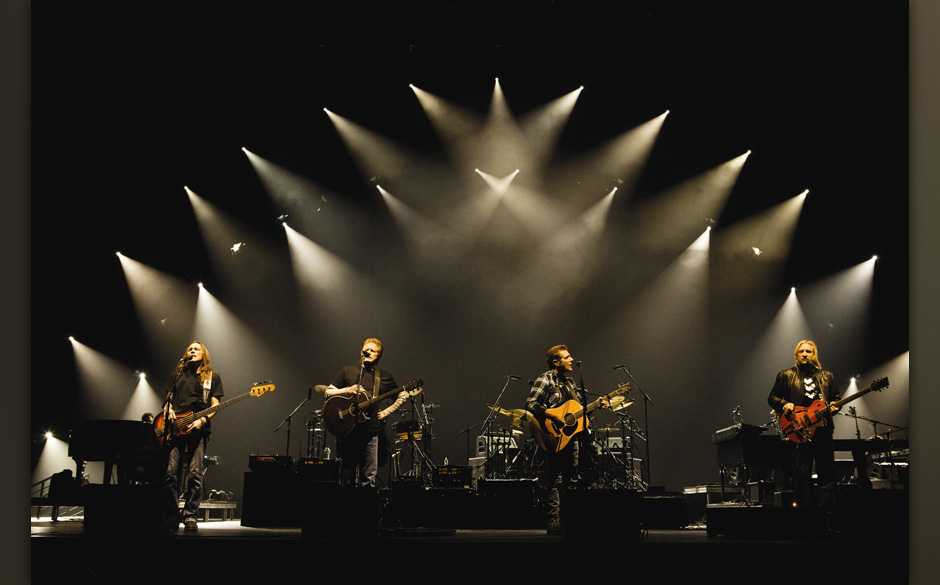 Vorsicht vor: Gitarristen

Zuletzt wurde der treue Gitarrist Don Felder aus der Band verabschiedet, weil er keinen kleiner...