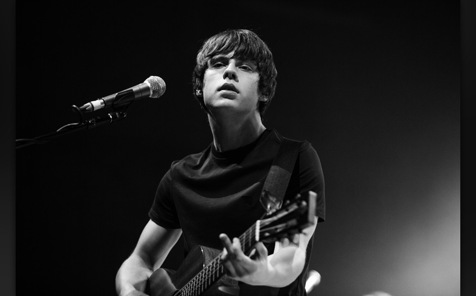 Die Rolle des abgeklärten Retro-Rockers nimmt man ihm gern ab.