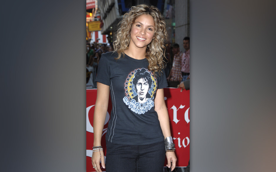 Shakira trägt einen Boss mit Schmollmund auf der Brust